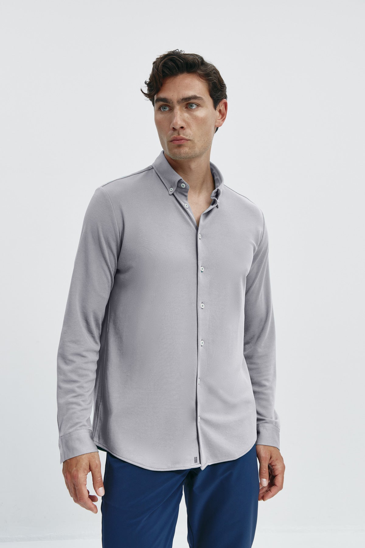 Camisa casual gris bruma para hombre sin arrugas ni manchas. Manga larga, antiarrugas y antimanchas. Foto retrato