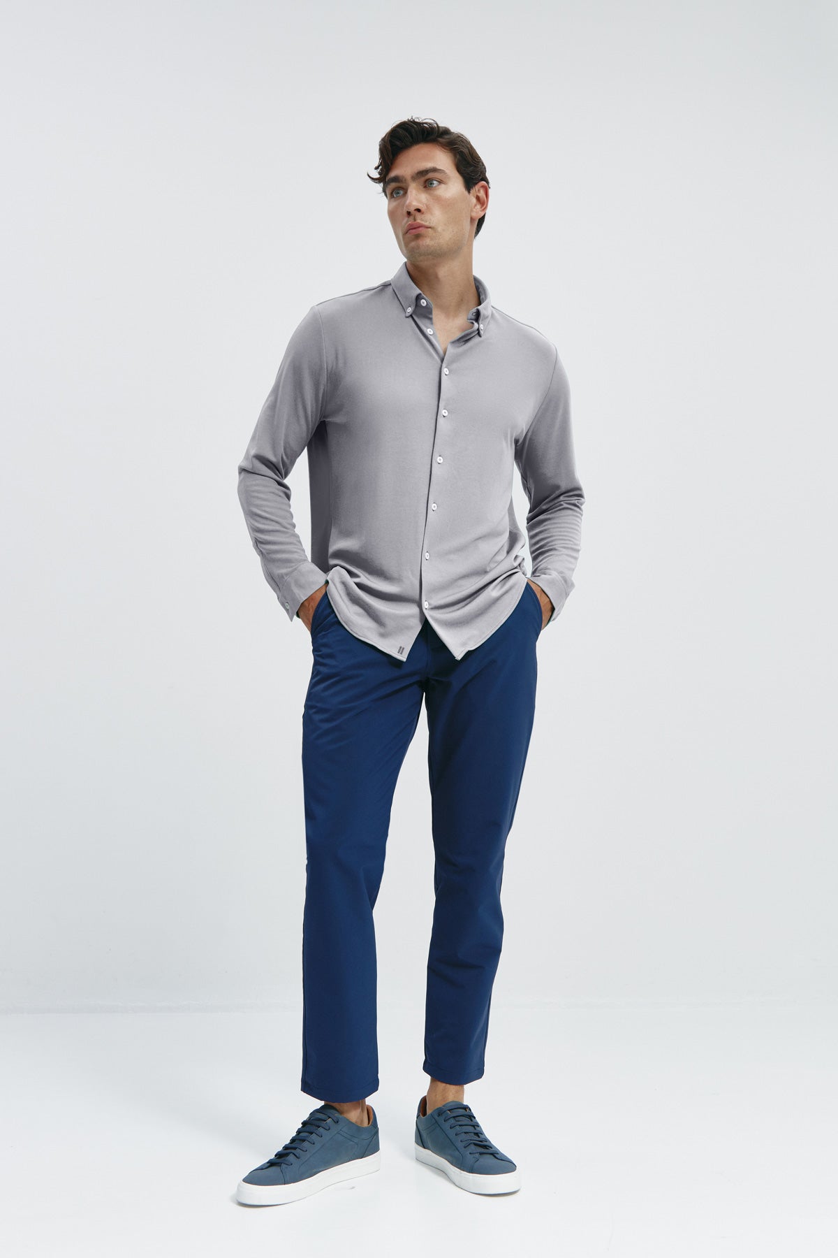Camisa casual gris bruma para hombre sin arrugas ni manchas. Manga larga, antiarrugas y antimanchas. Foto cuerpo entero