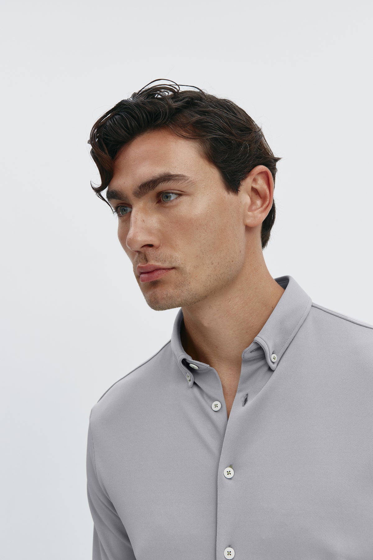 Camisa casual gris bruma para hombre sin arrugas ni manchas. Manga larga, antiarrugas y antimanchas. Foto detalle