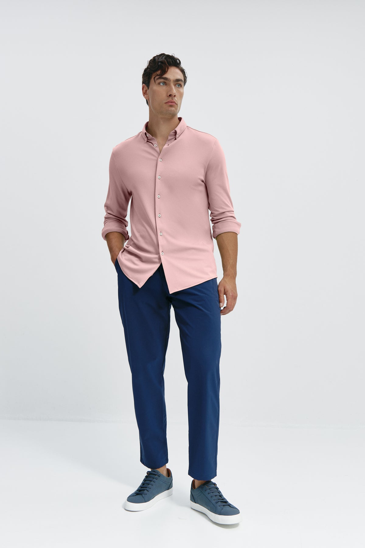 Camisa casual rosa salinas para hombre sin arrugas ni manchas. Manga larga, antiarrugas y antimanchas. Foto cuerpo entero