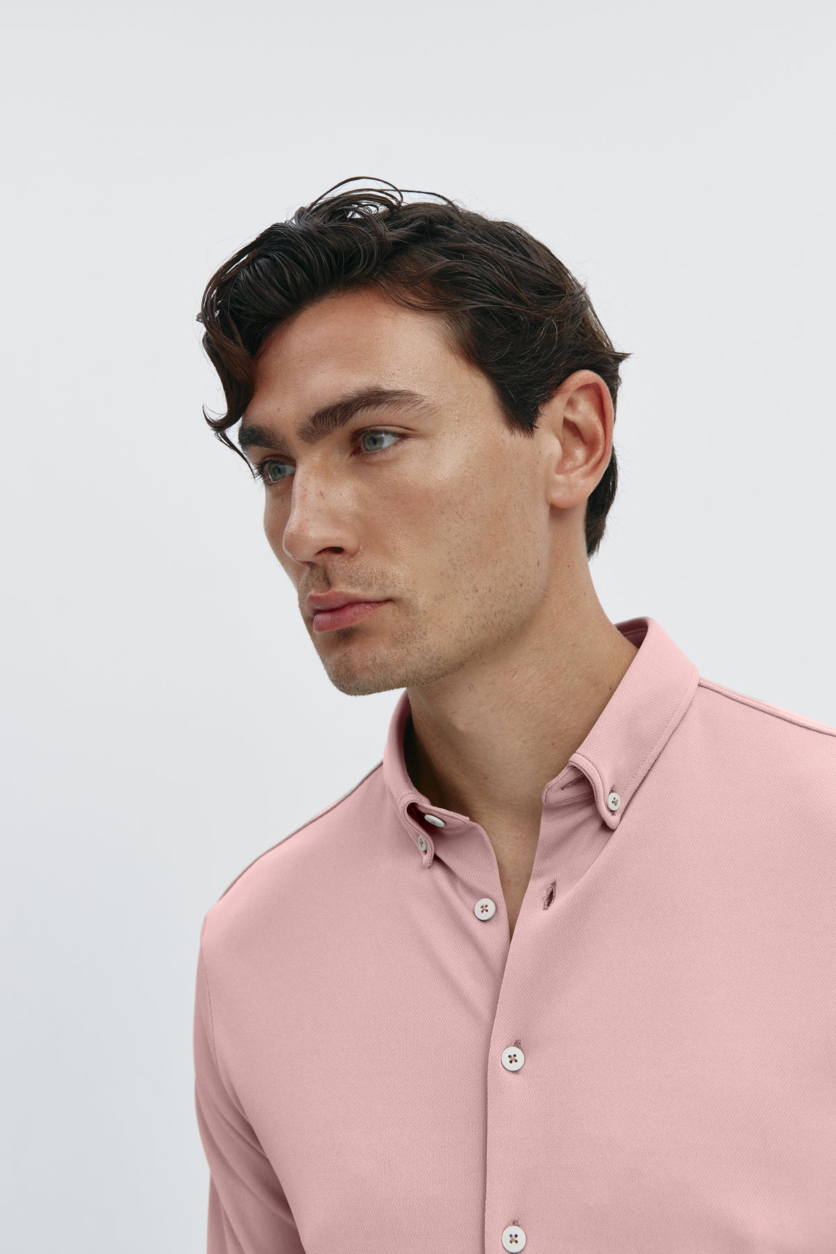 Camisa casual rosa salinas para hombre sin arrugas ni manchas. Manga larga, antiarrugas y antimanchas. Foto retrato