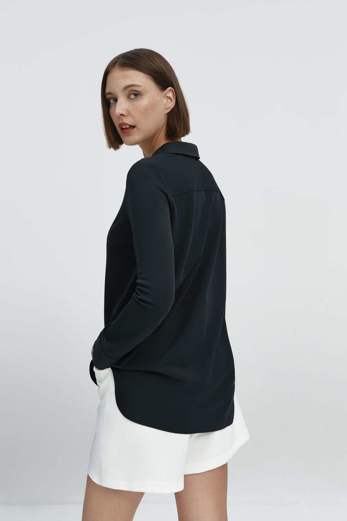 Camisa bowling de mujer negra de Sepiia, estilo y versatilidad en una prenda cómoda y resistente. Foto espalda