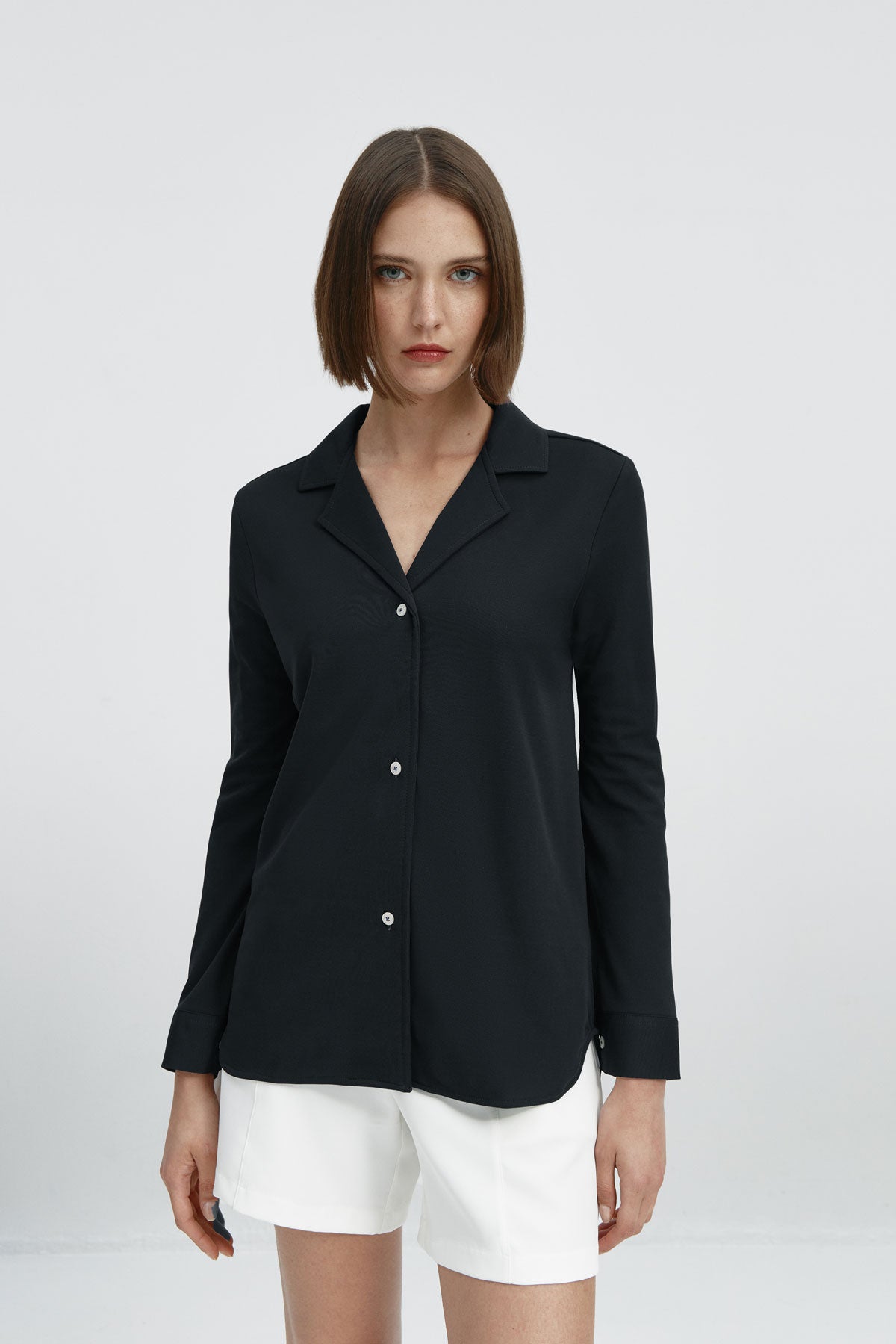 Camisa bowling de mujer negra de Sepiia, estilo y versatilidad en una prenda cómoda y resistente. Foto frente