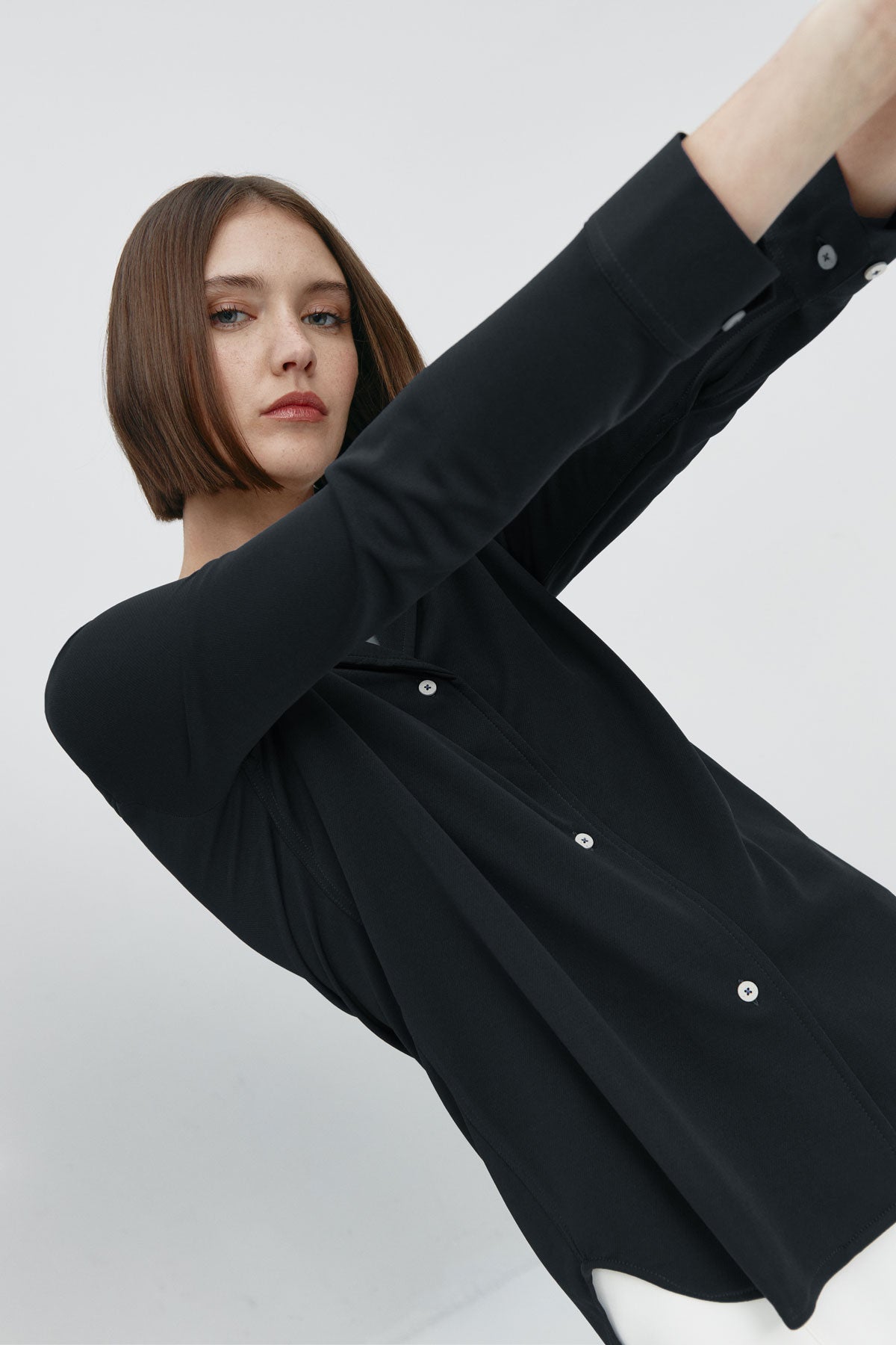 Camisa bowling de mujer negra de Sepiia, estilo y versatilidad en una prenda cómoda y resistente. Foto flexibilidad