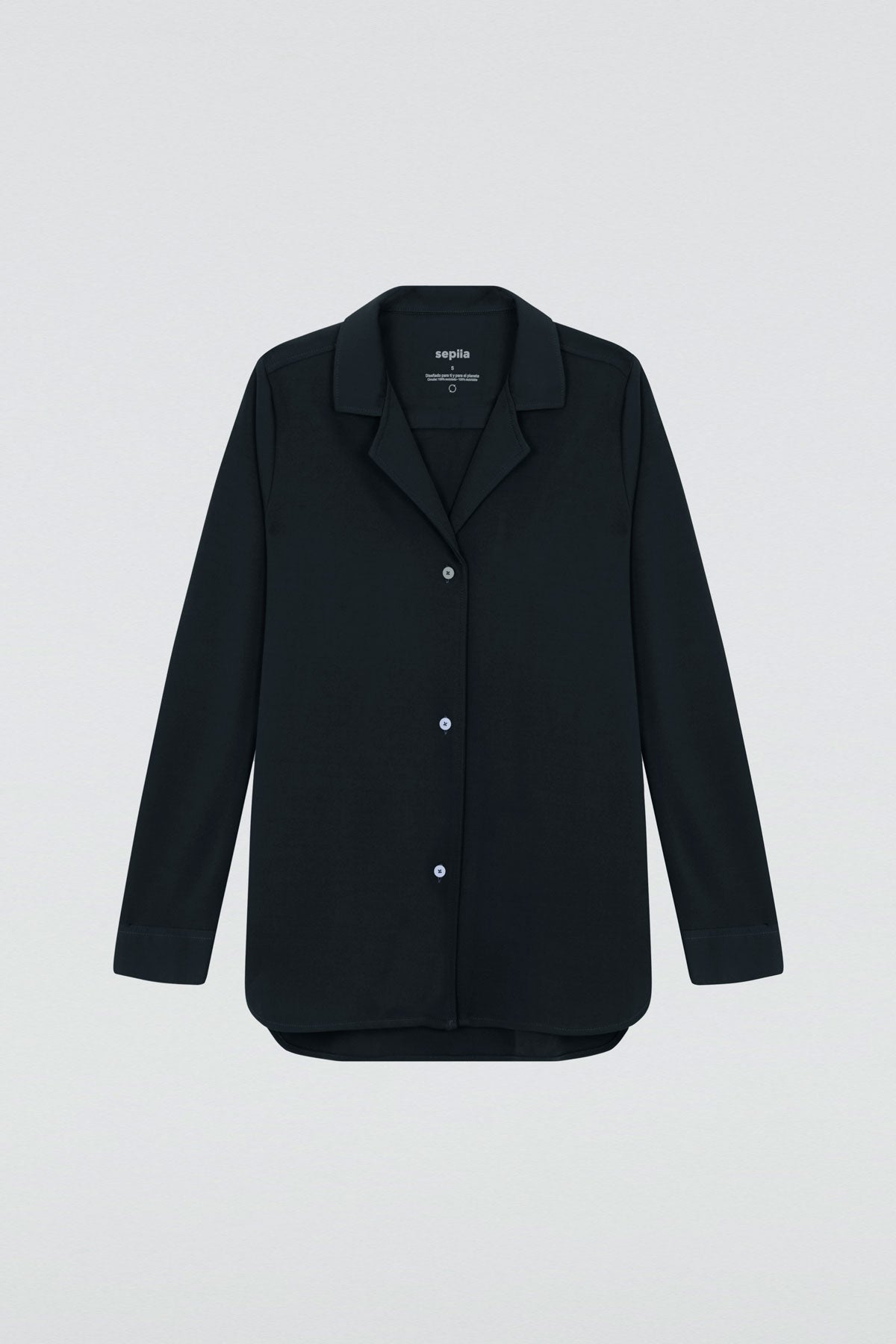 Camisa bowling de mujer negra de Sepiia, estilo y versatilidad en una prenda cómoda y resistente.  Foto prenda en plano