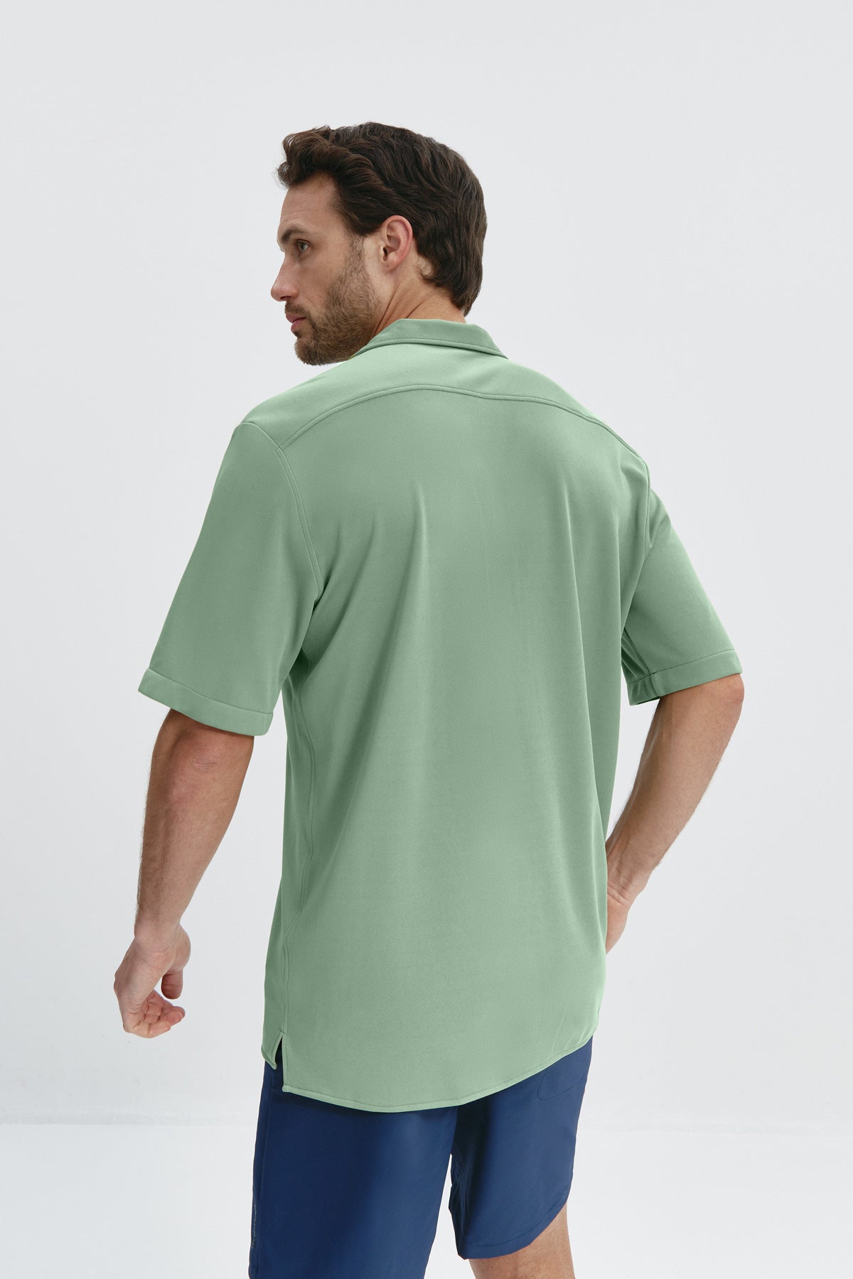 Camisa de manga corta de hombre verde Sepiia. Camisa bowling de manga corta para hombre sin plancha, sin manchas y sin olores. Hecho en España Foto espalda