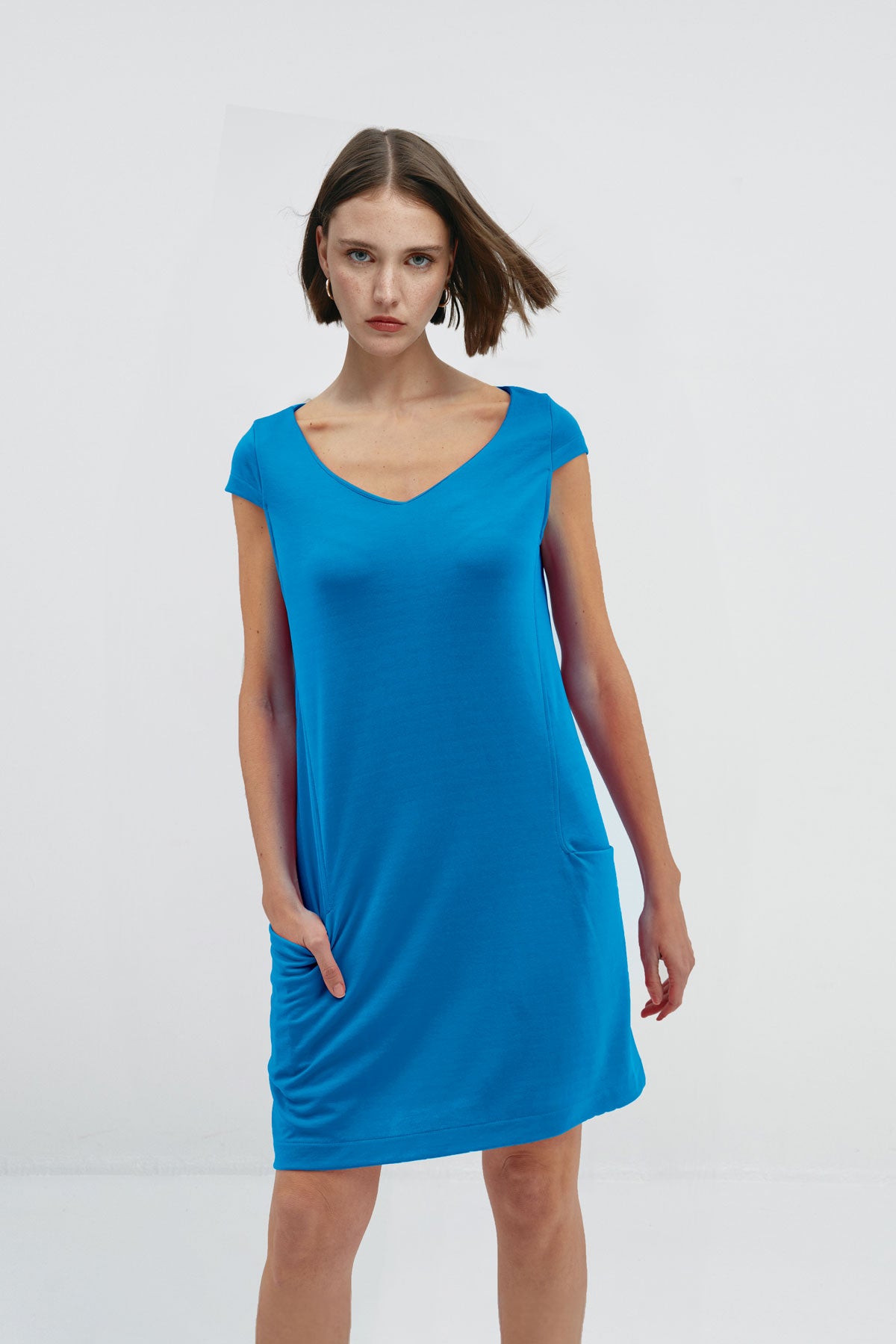 Vestido holgado de mujer con cuello redondo y bolsillos en color azul, perfecto para el verano. Foto frente