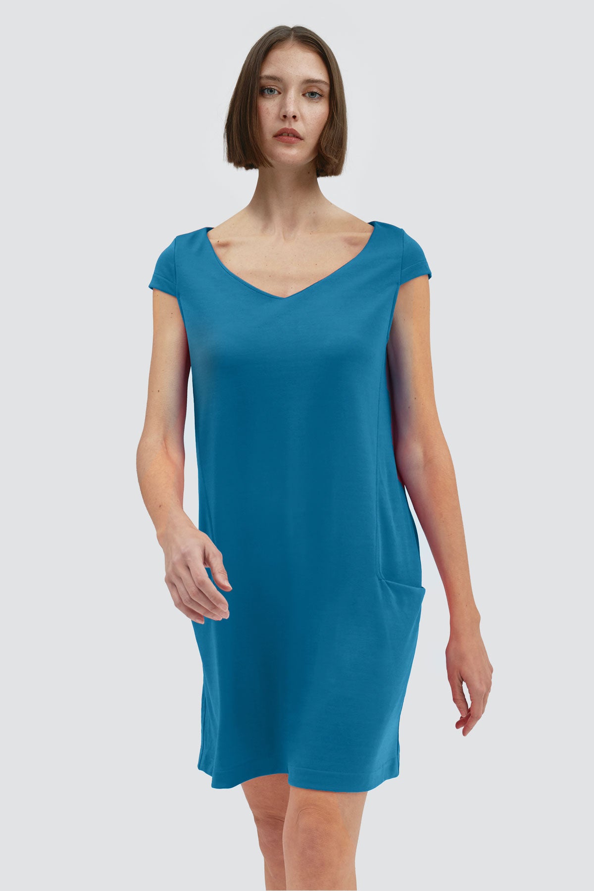 Vestido holgado de mujer con cuello redondo y bolsillos. Un vestido perfecto para mujer en verano, un básico de fondo de armario en color azul