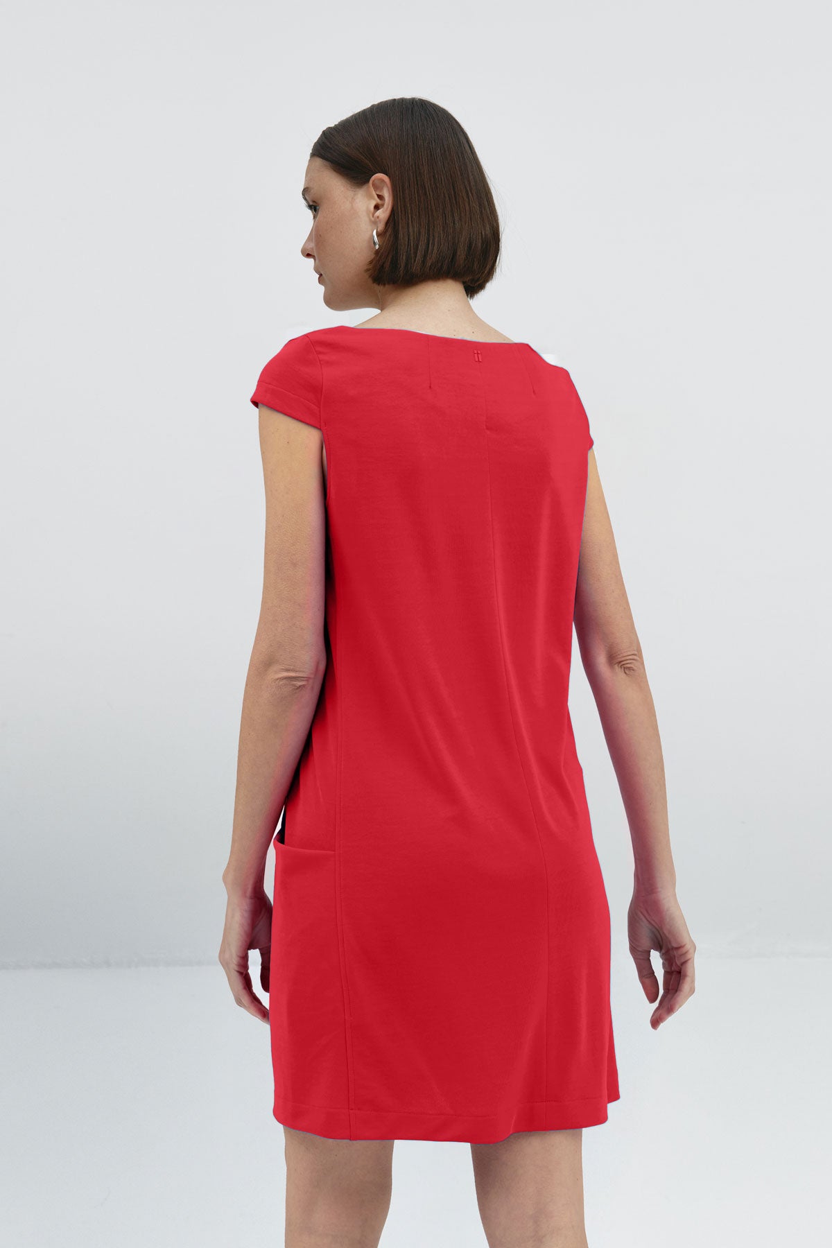 Vestido holgado de mujer con cuello redondo y bolsillos. Un vestido perfecto para mujer en verano, un básico de fondo de armario en color rojo