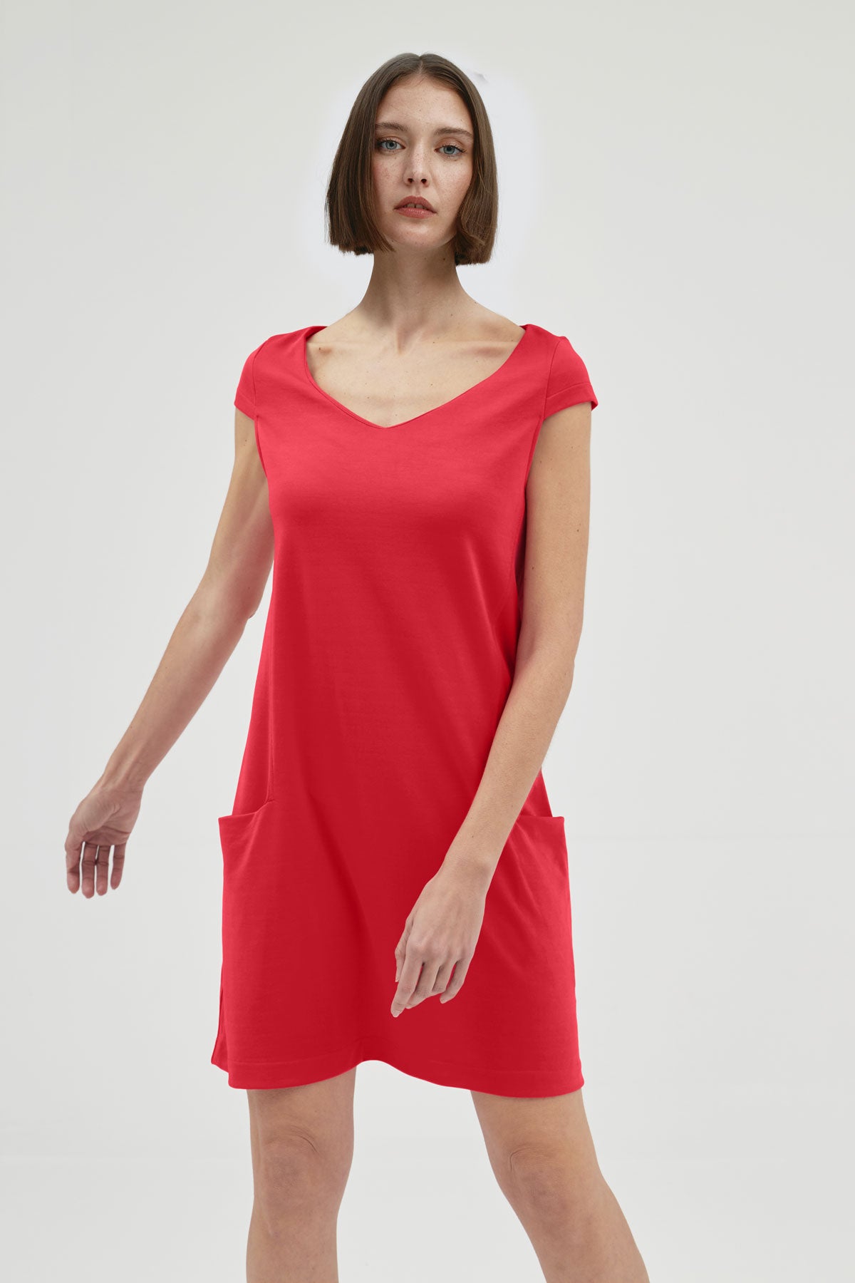 Vestido holgado de mujer con cuello redondo y bolsillos. Un vestido perfecto para mujer en verano, un básico de fondo de armario en color rojo