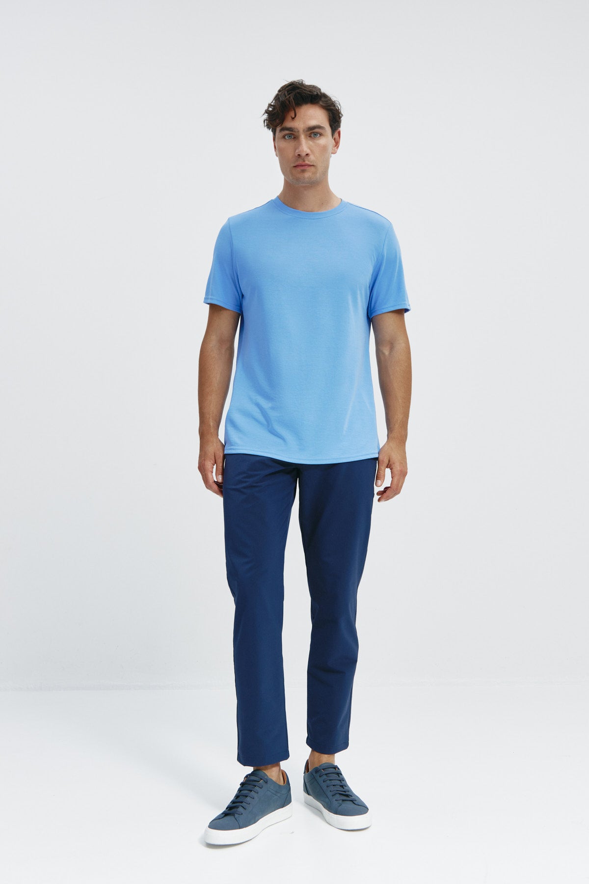 Camiseta de hombre en azul atlas de Sepiia, estilo y comodidad en una prenda duradera. Foto cuerpo entero