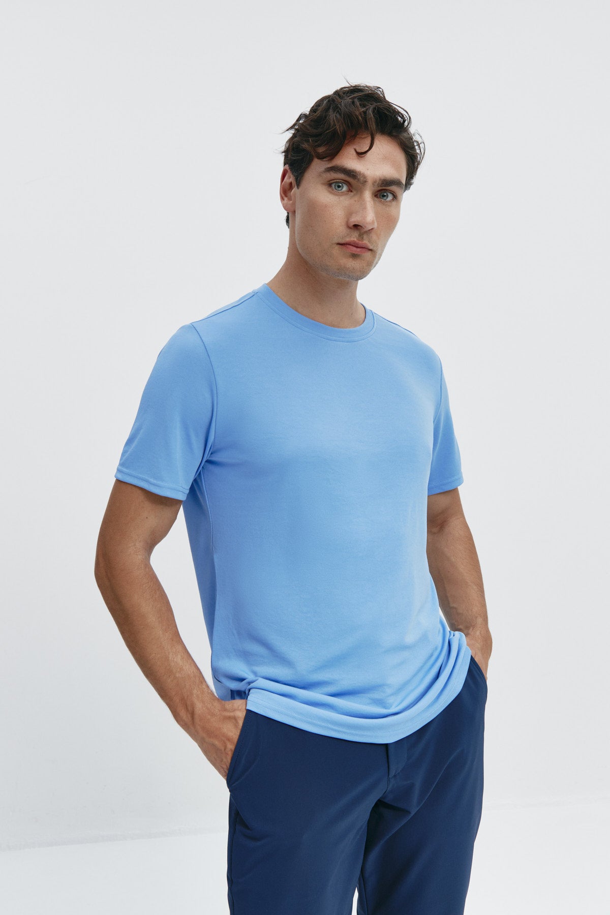 Camiseta de hombre en azul atlas de Sepiia, estilo y comodidad en una prenda duradera. Foto frente