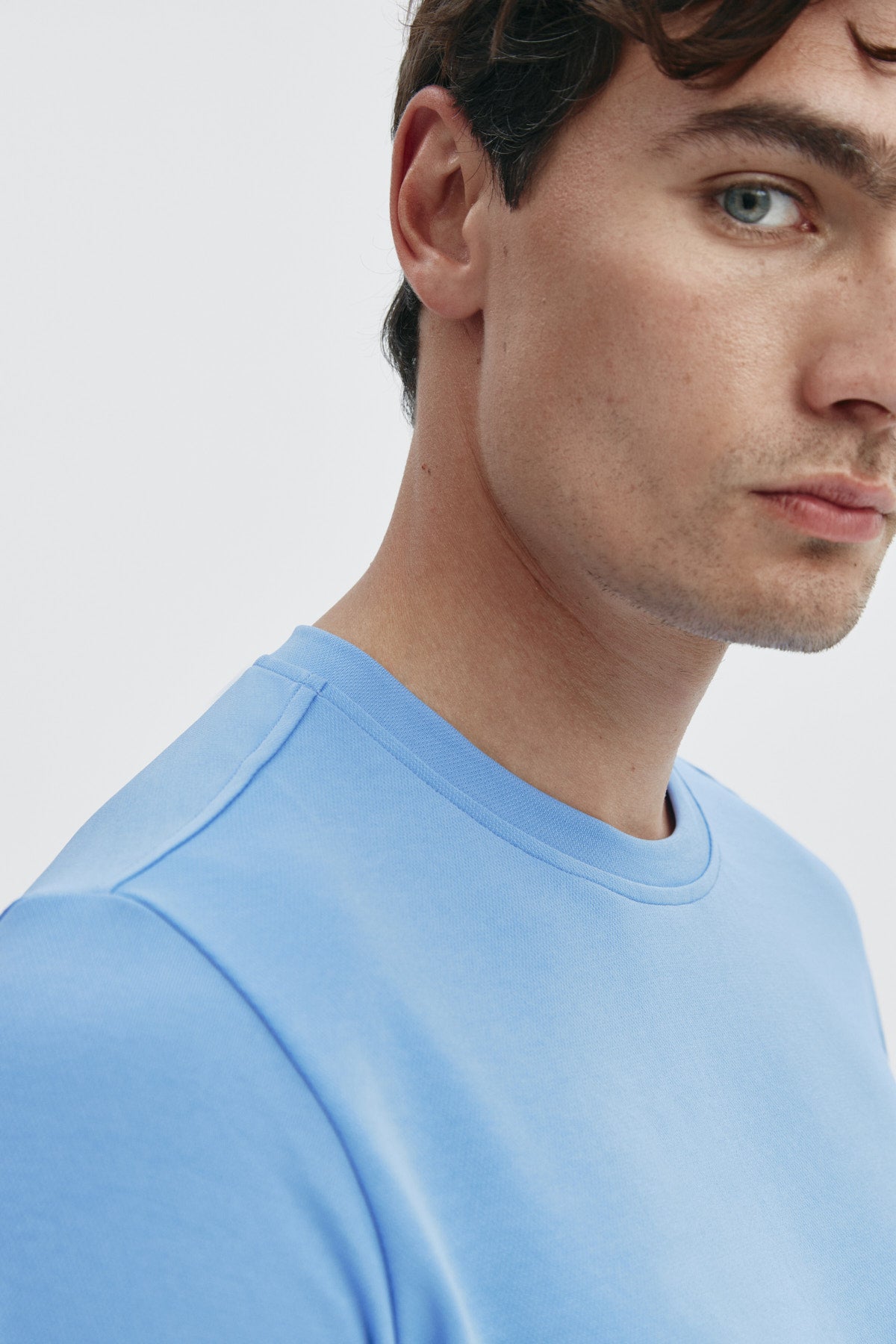 Camiseta de hombre en azul atlas de Sepiia, estilo y comodidad en una prenda duradera. Foto retrato