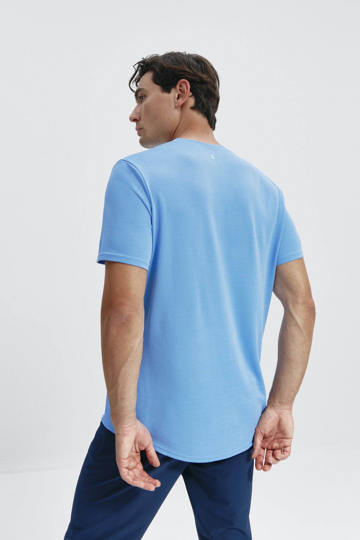Camiseta de hombre en azul atlas de Sepiia, estilo y comodidad en una prenda duradera. Foto espalda
