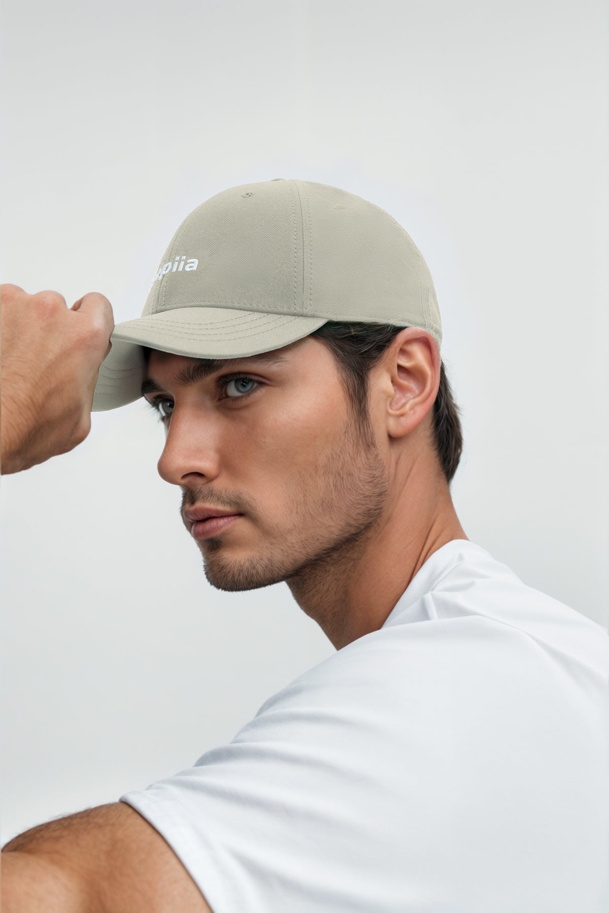 Gorra Groundbreaker en beige, con tejido termorregulador y antibacteriano, ajuste trasero metálico y bordado blanco, perfecta para un look urbano y fresco en verano. foto de perfil