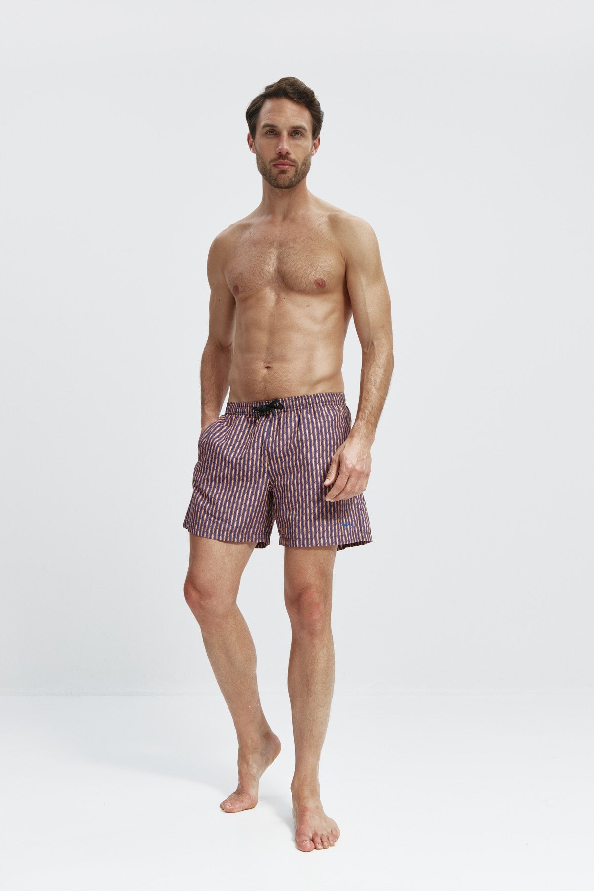 Bañador de hombre con estampado espiral,secado rápido, protección UV50+, ligero, resistente y cómodo. Foto cuerpo entero