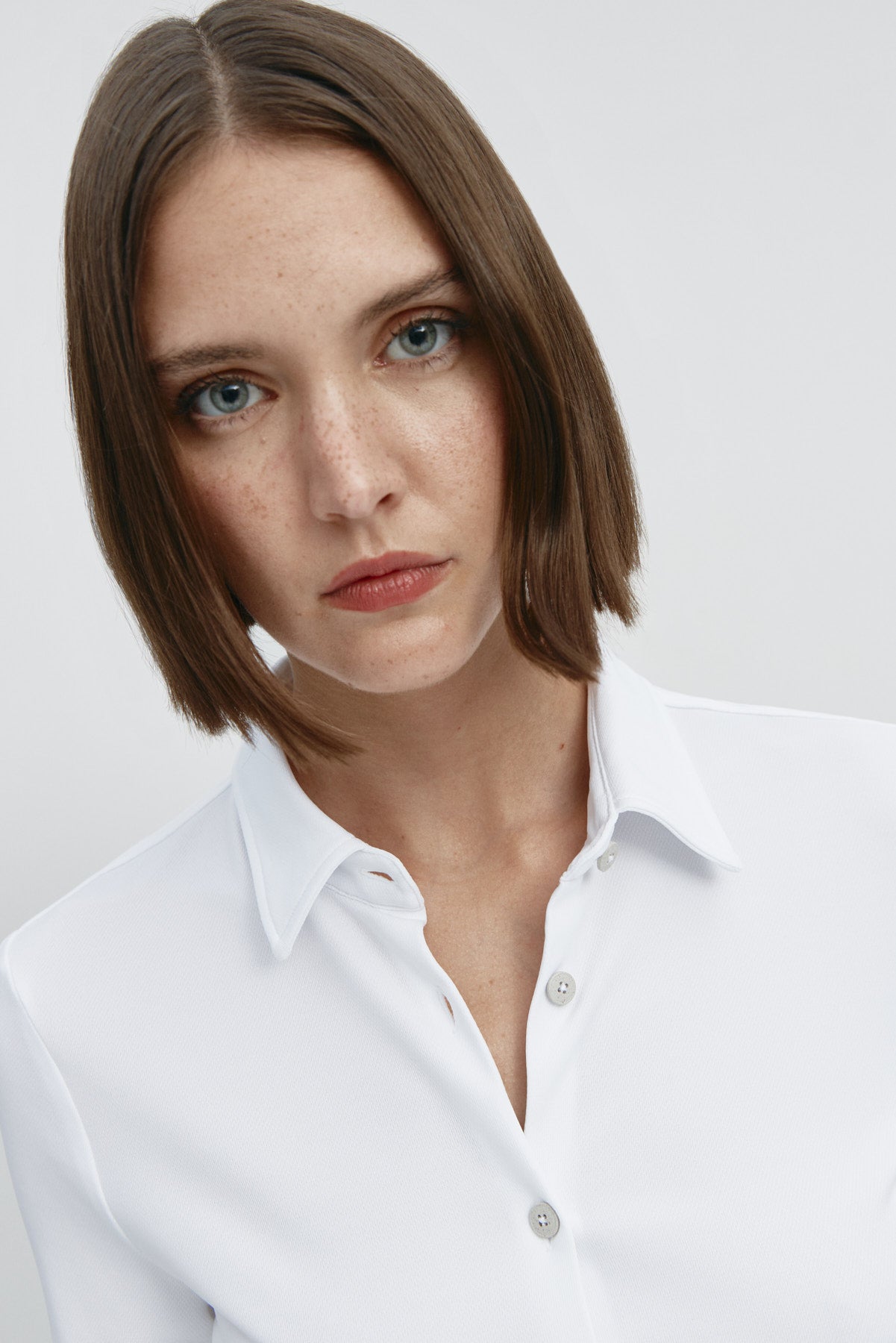  Camisa para mujer slim color blanco, básica y versátil. Foto retrato