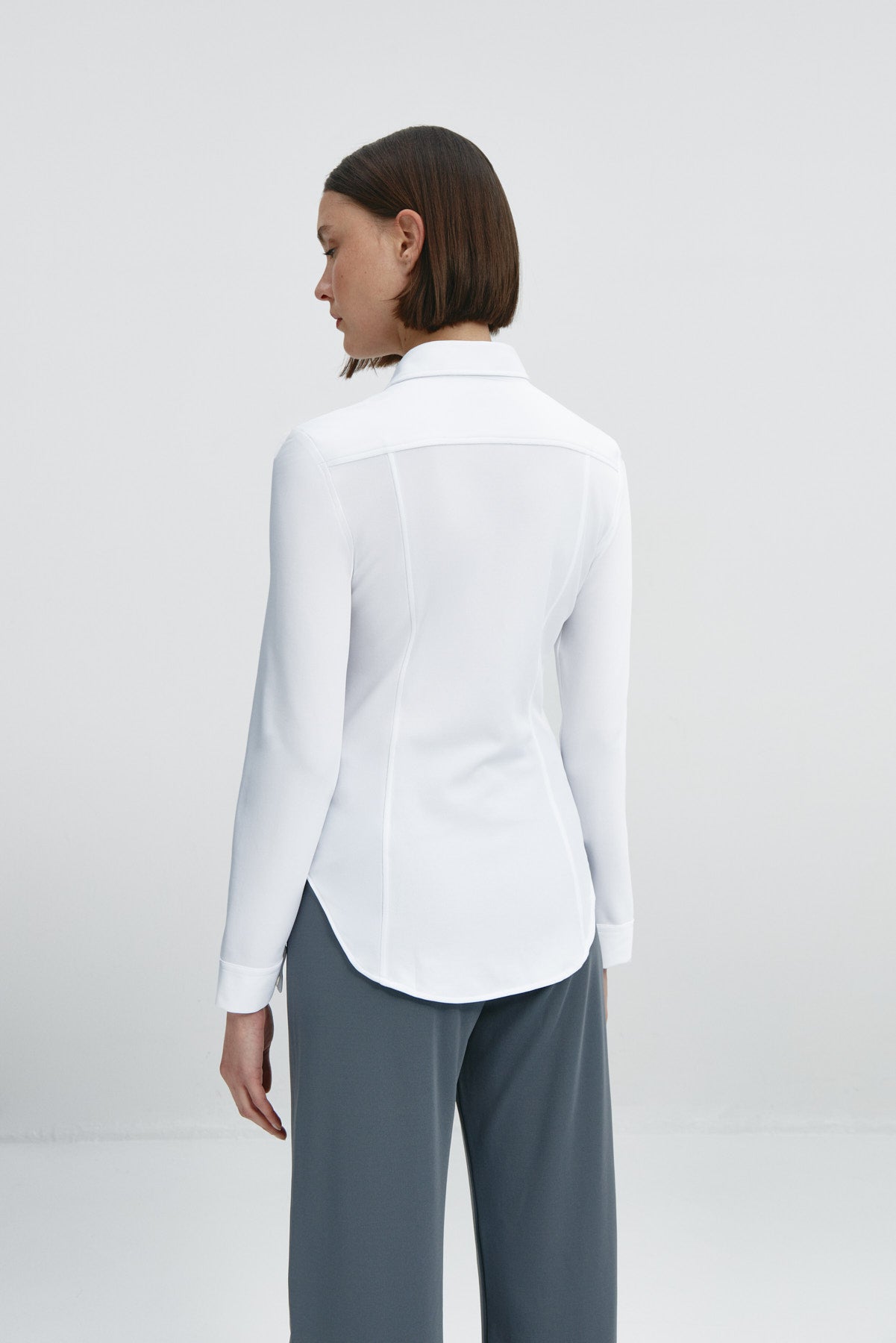  Camisa para mujer slim color blanco, básica y versátil. Foto espalda