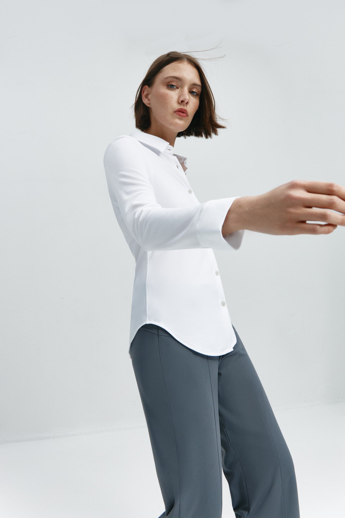  Camisa para mujer slim color blanco, básica y versátil. Foto flexibilidad