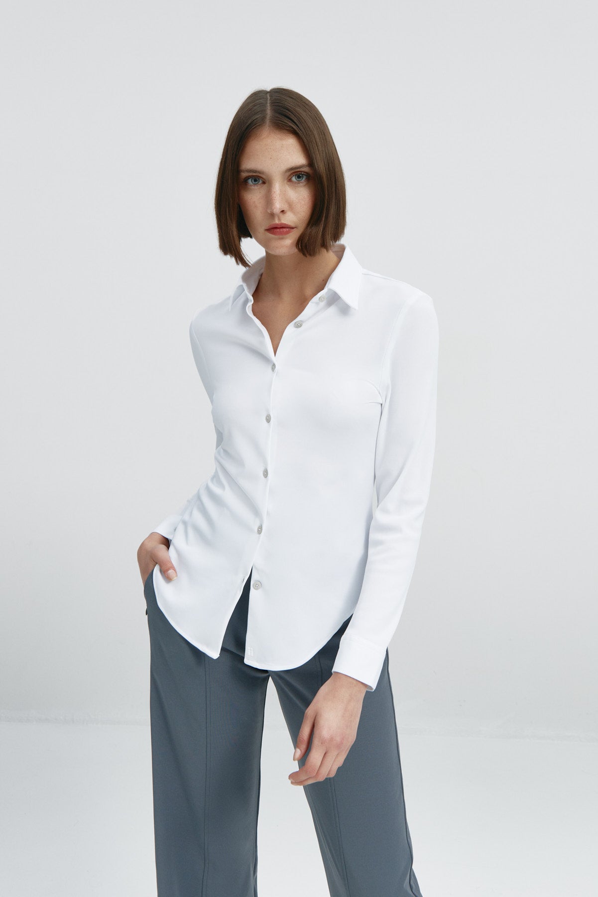  Camisa para mujer slim color blanco, básica y versátil. Foto frente