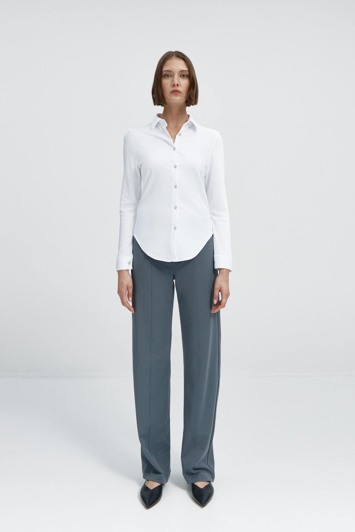  Camisa para mujer slim color blanco, básica y versátil. Foto cuerpo entero