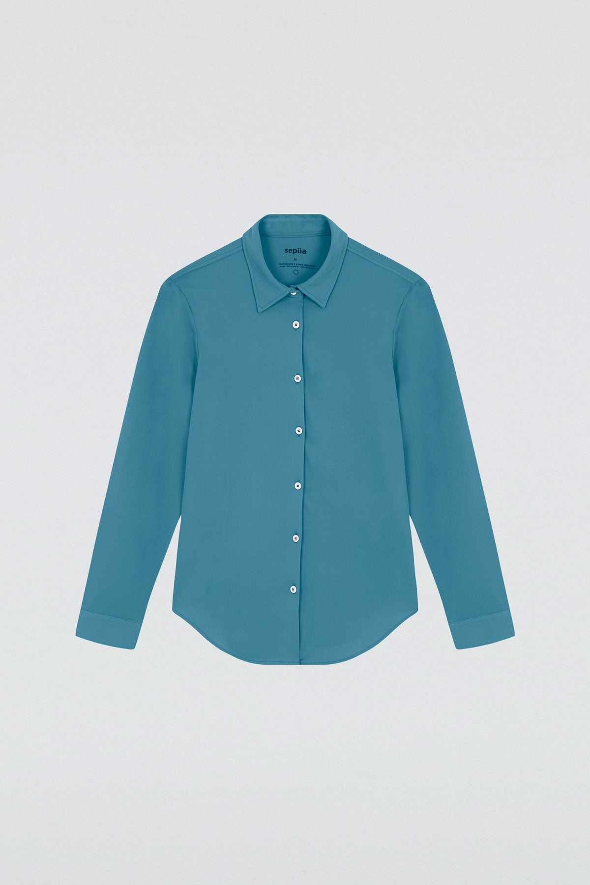 Camisa para mujer slim color azul neptuno, básica y versátil. Foto plano