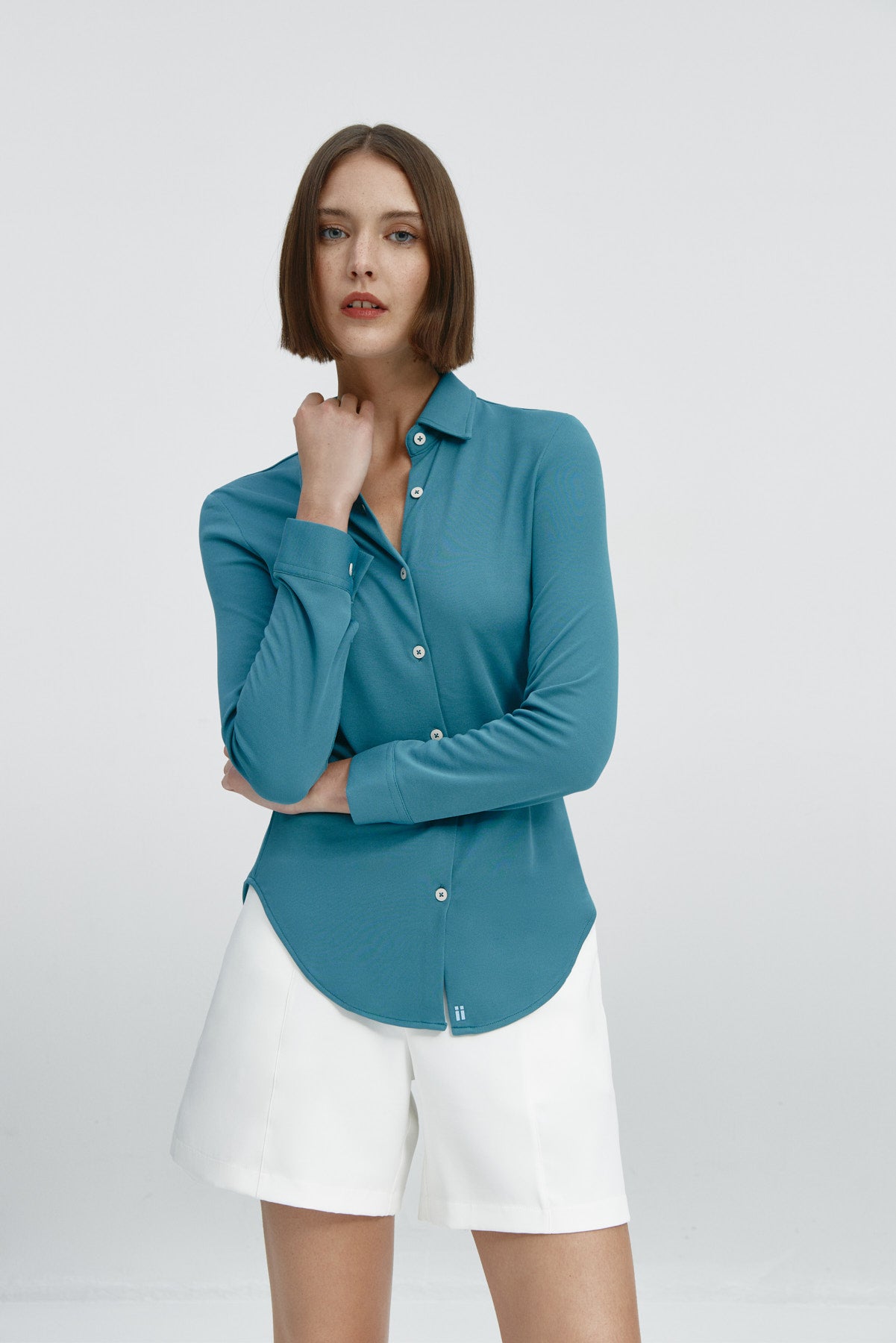 Camisa para mujer slim color azul neptuno, básica y versátil. Foto flexibilidad