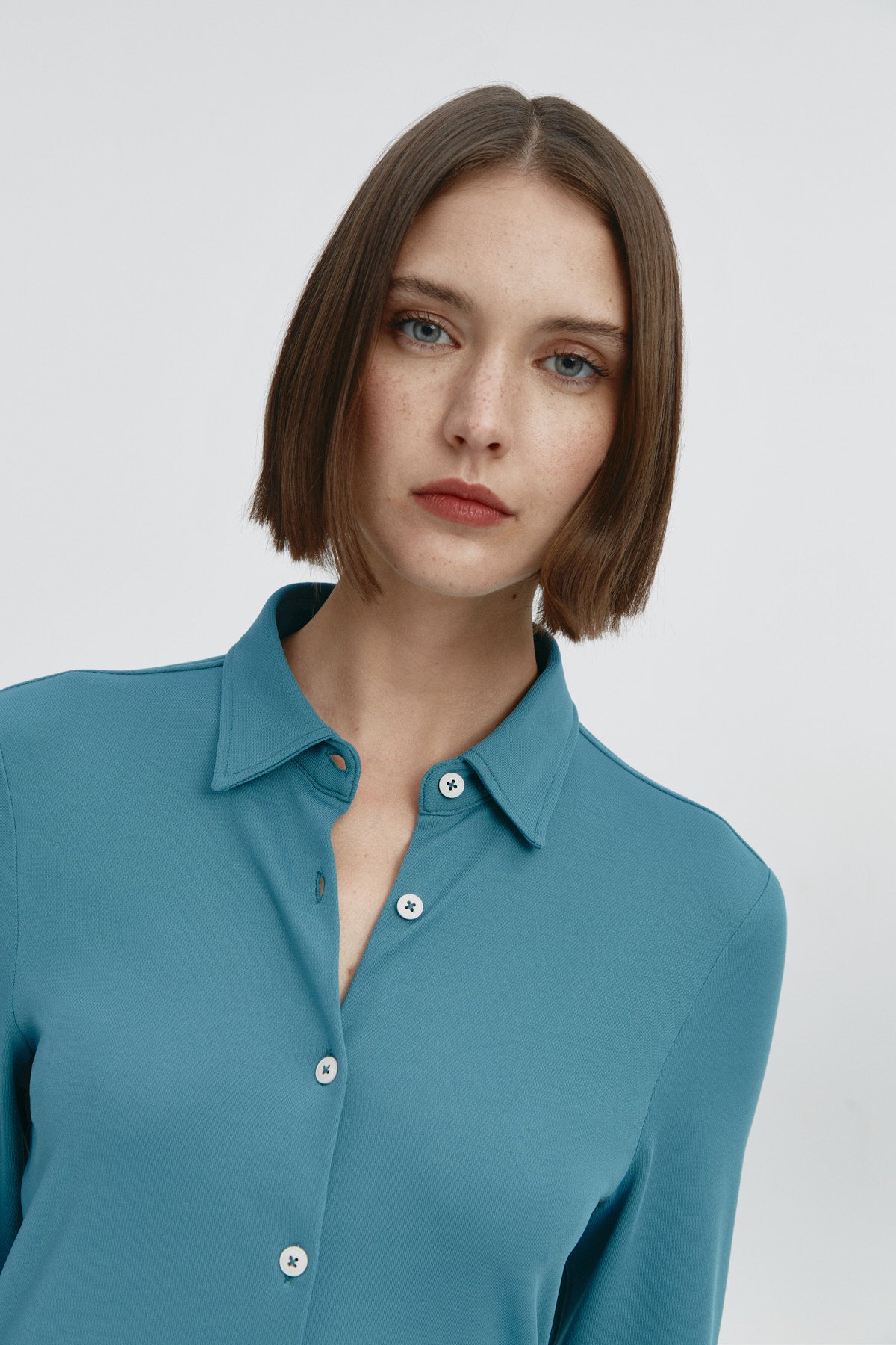 Camisa para mujer slim color azul neptuno, básica y versátil. Foto retrato