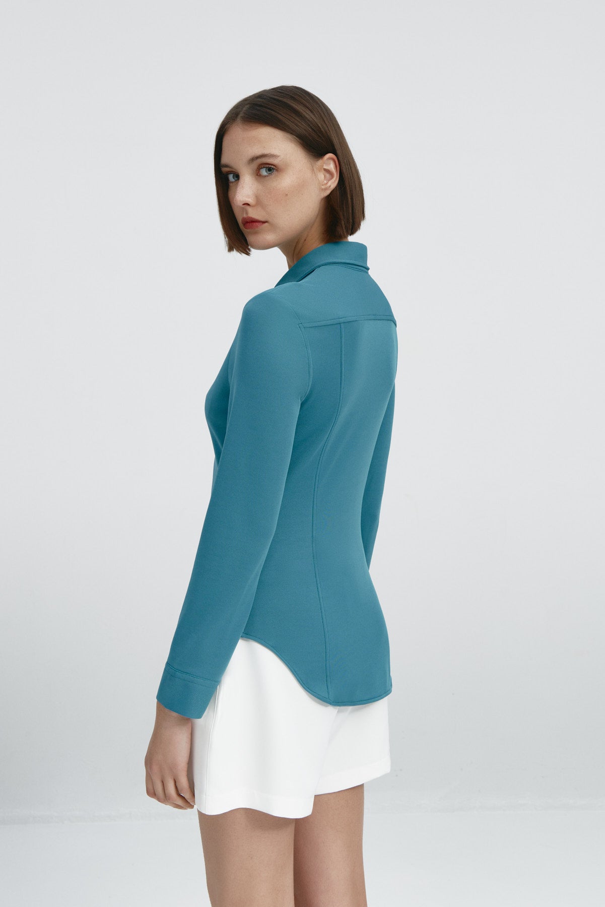 Camisa para mujer slim color azul neptuno, básica y versátil. Foto espalda