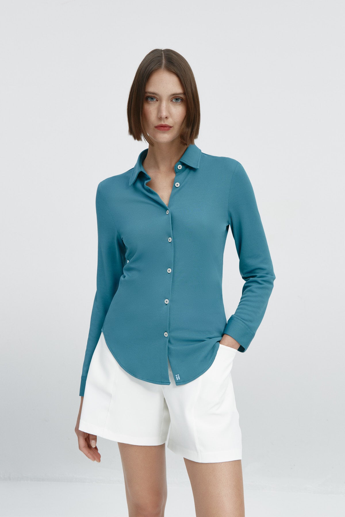  Camisa para mujer slim color azul neptuno, básica y versátil. Foto frente