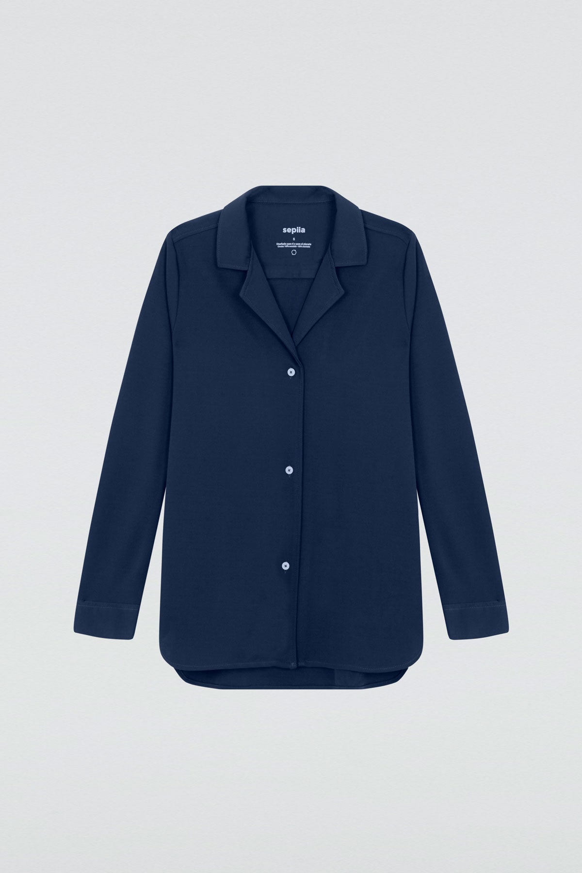  Camisa para mujer bowling color azul marino, básica y versátil. Foto prenda en plano.