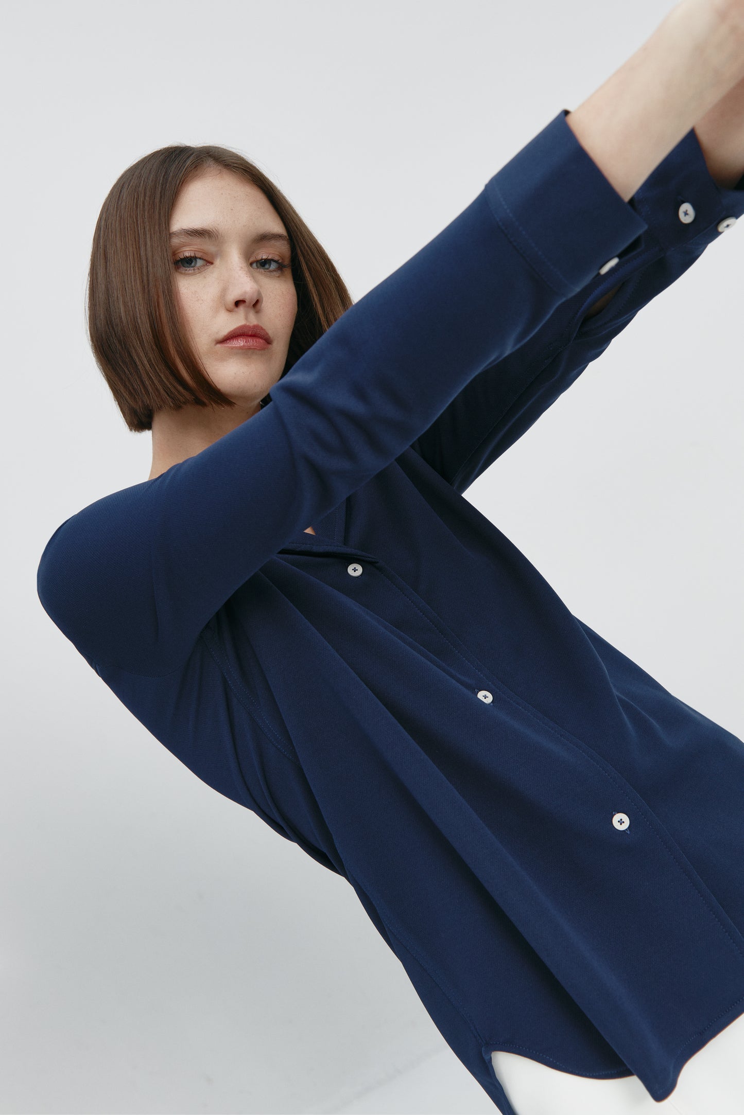 Camisa bowling de mujer azul marino de Sepiia, estilo y versatilidad en una prenda cómoda y resistente. Foto flexibilidad