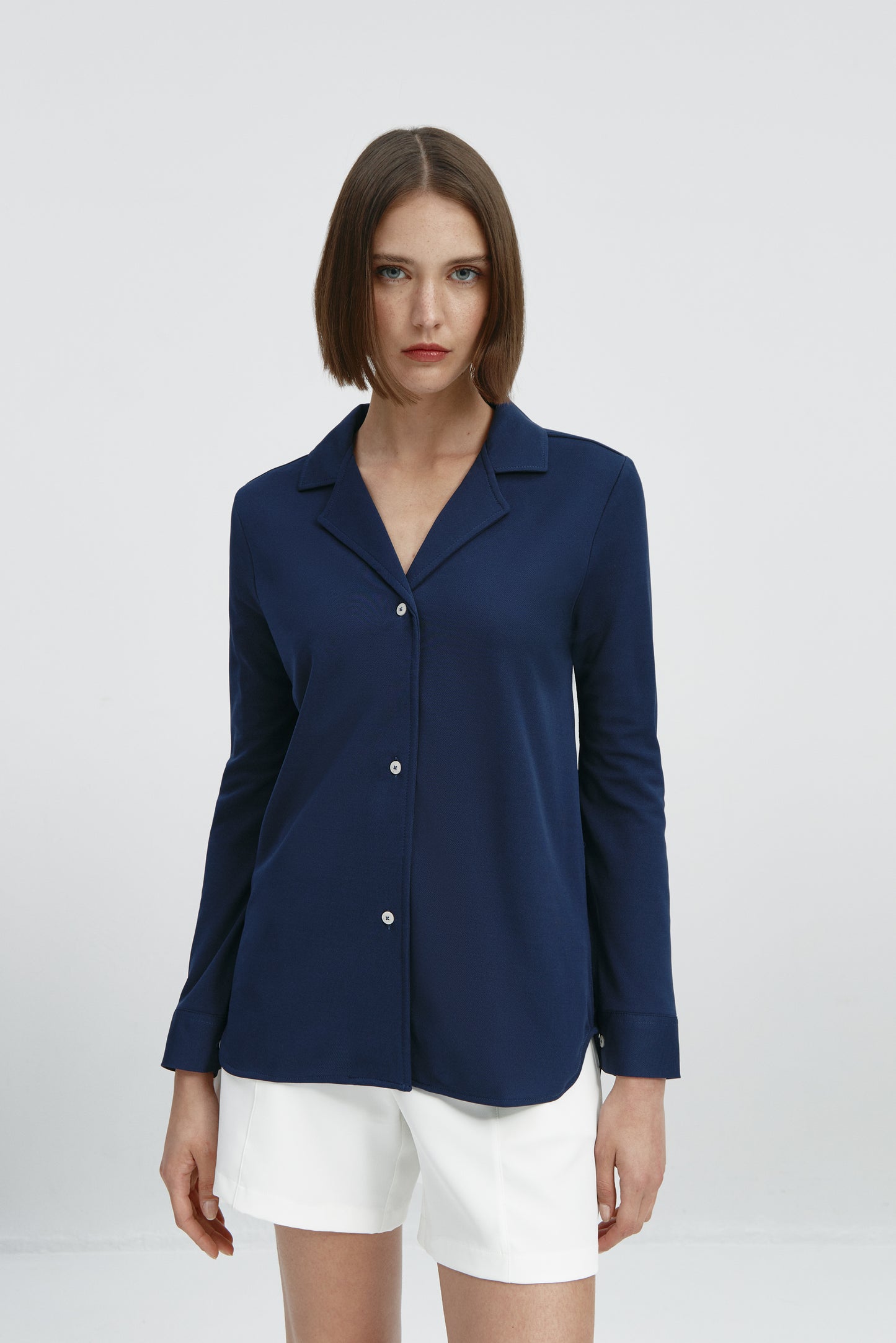 Camisa bowling de mujer azul marino de Sepiia, estilo y versatilidad en una prenda cómoda y resistente. Foto frente