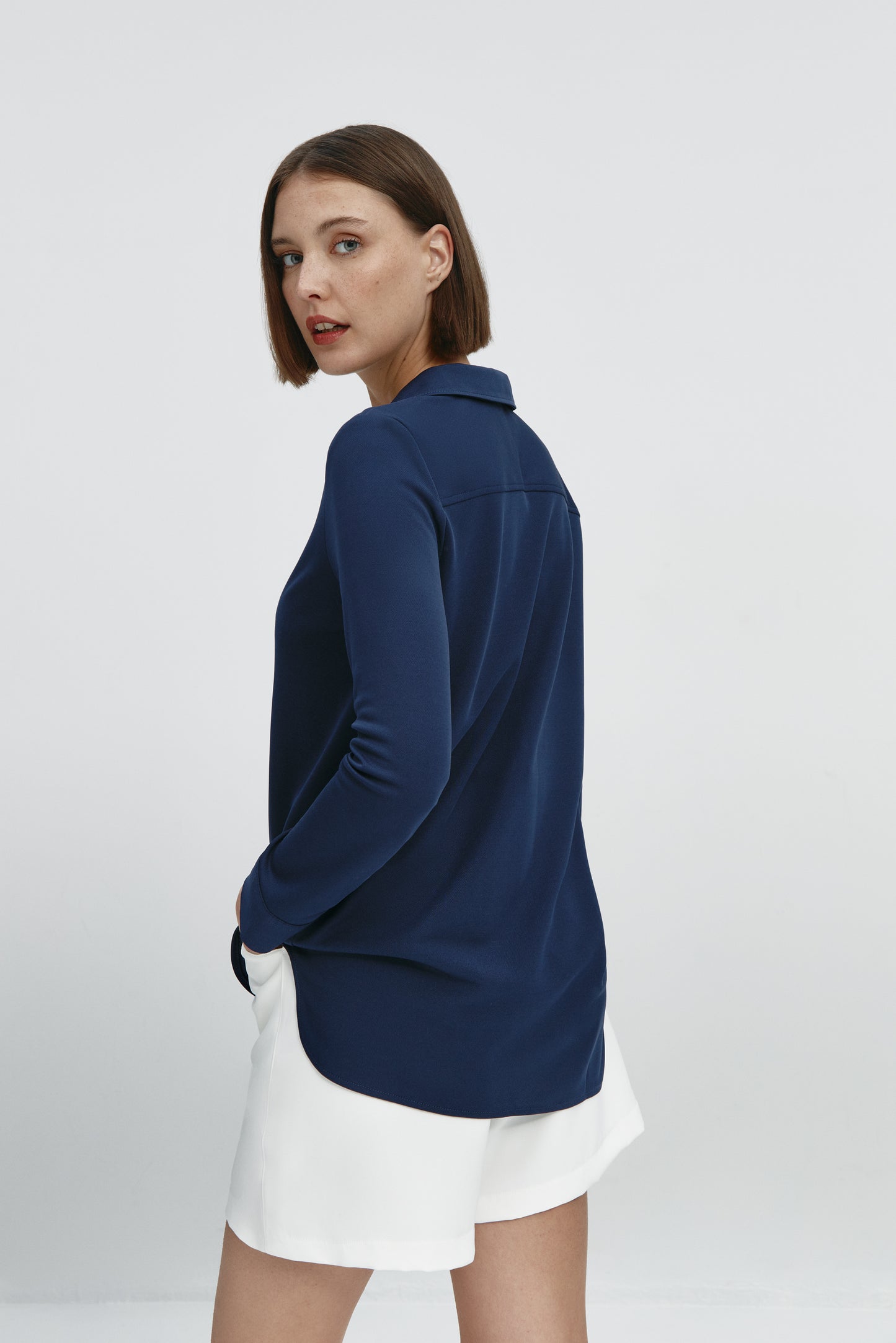 Camisa bowling de mujer azul marino de Sepiia, estilo y versatilidad en una prenda cómoda y resistente. Foto espalda