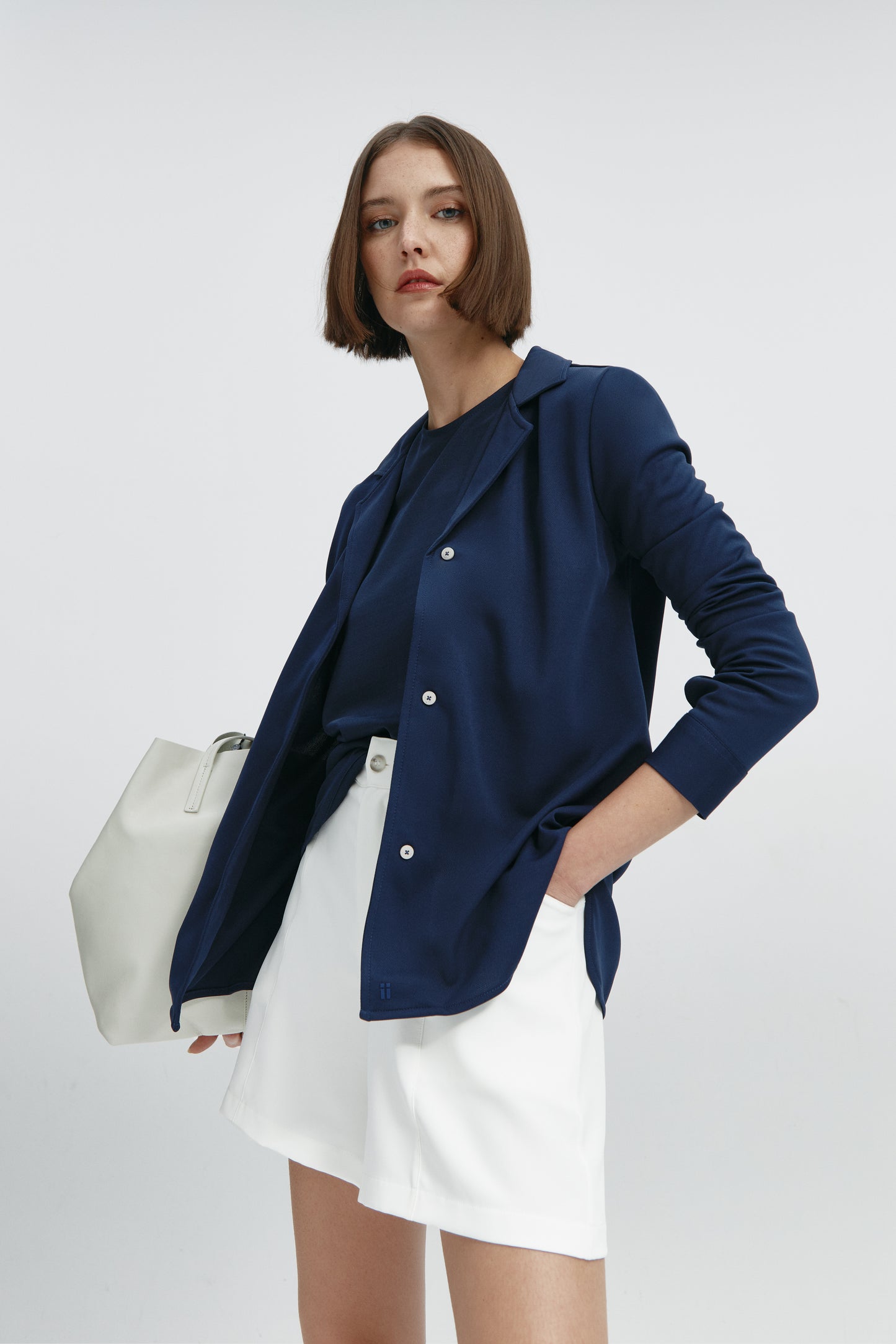 Camisa bowling de mujer azul marino de Sepiia, estilo y versatilidad en una prenda cómoda y resistente. Foto flexibilidad