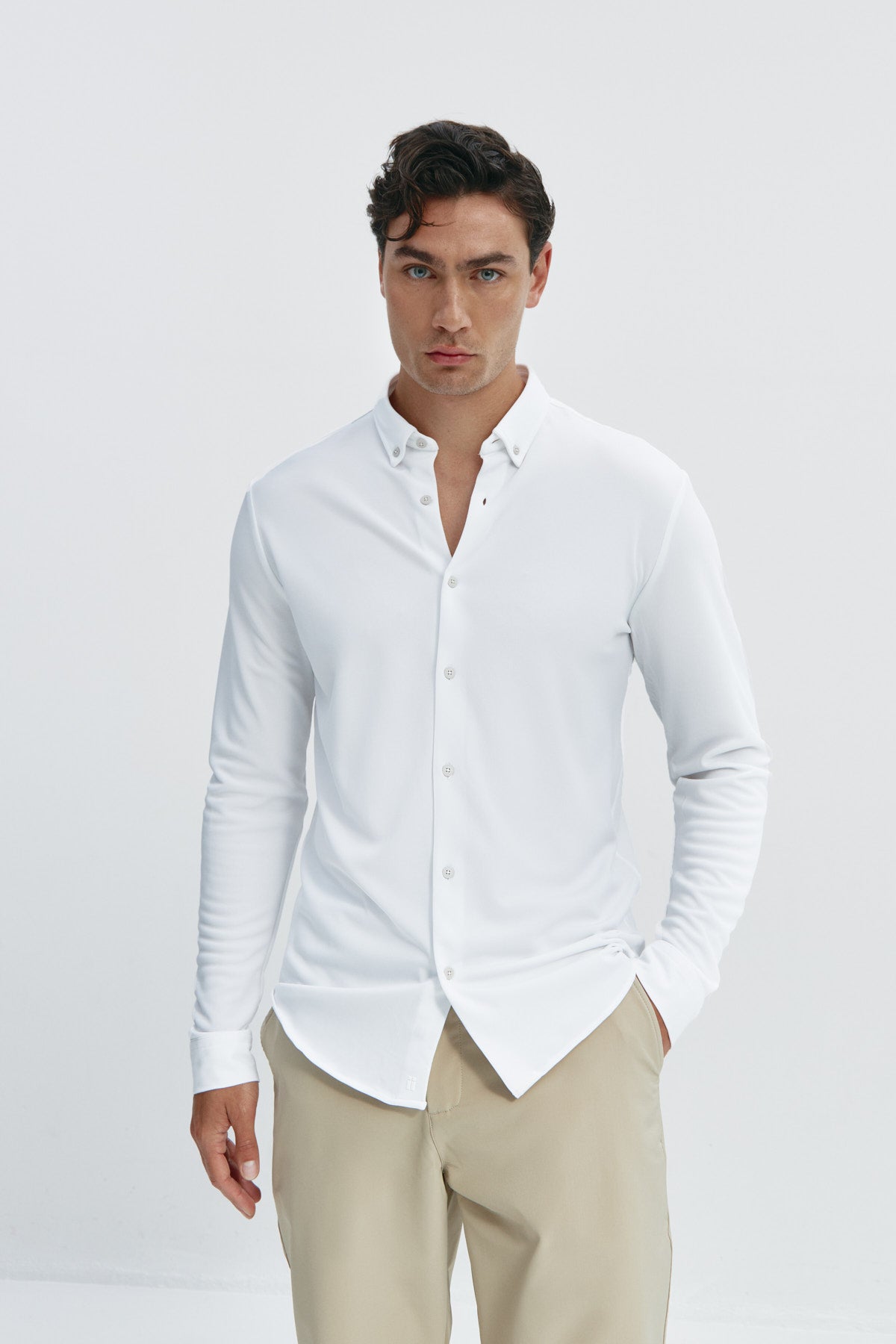 Camisa casual blanca para hombre sin arrugas ni manchas. Manga larga, antiarrugas y antimanchas. Foto frente