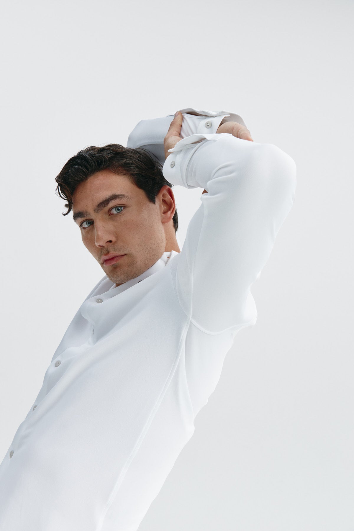 Camisa casual blanca para hombre sin arrugas ni manchas. Manga larga, antiarrugas y antimanchas. Foto flexibilidad
