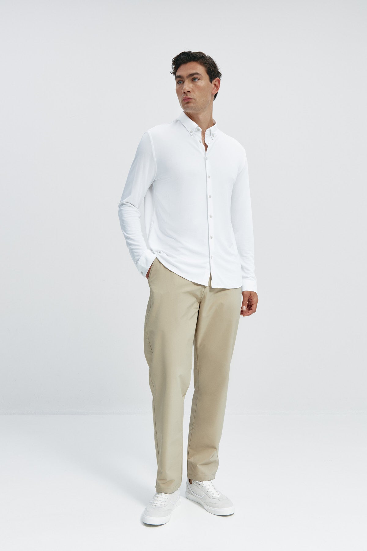 Camisa blanca informal hombre sale