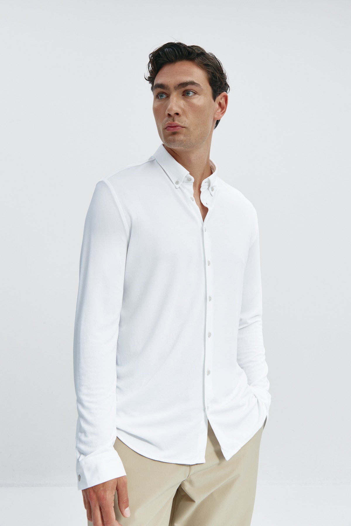 Camisa casual blanca para hombre sin arrugas ni manchas. Manga larga, antiarrugas y antimanchas. Foto frente