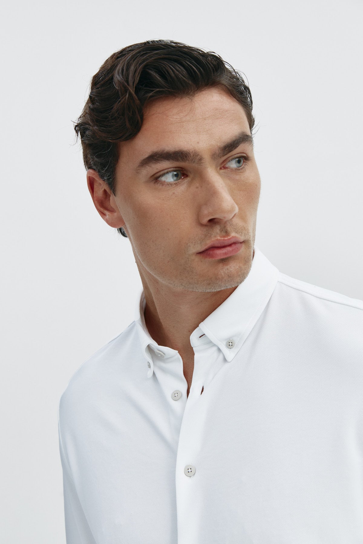 Camisa casual blanca para hombre sin arrugas ni manchas. Manga larga, antiarrugas y antimanchas. Foto retrato
