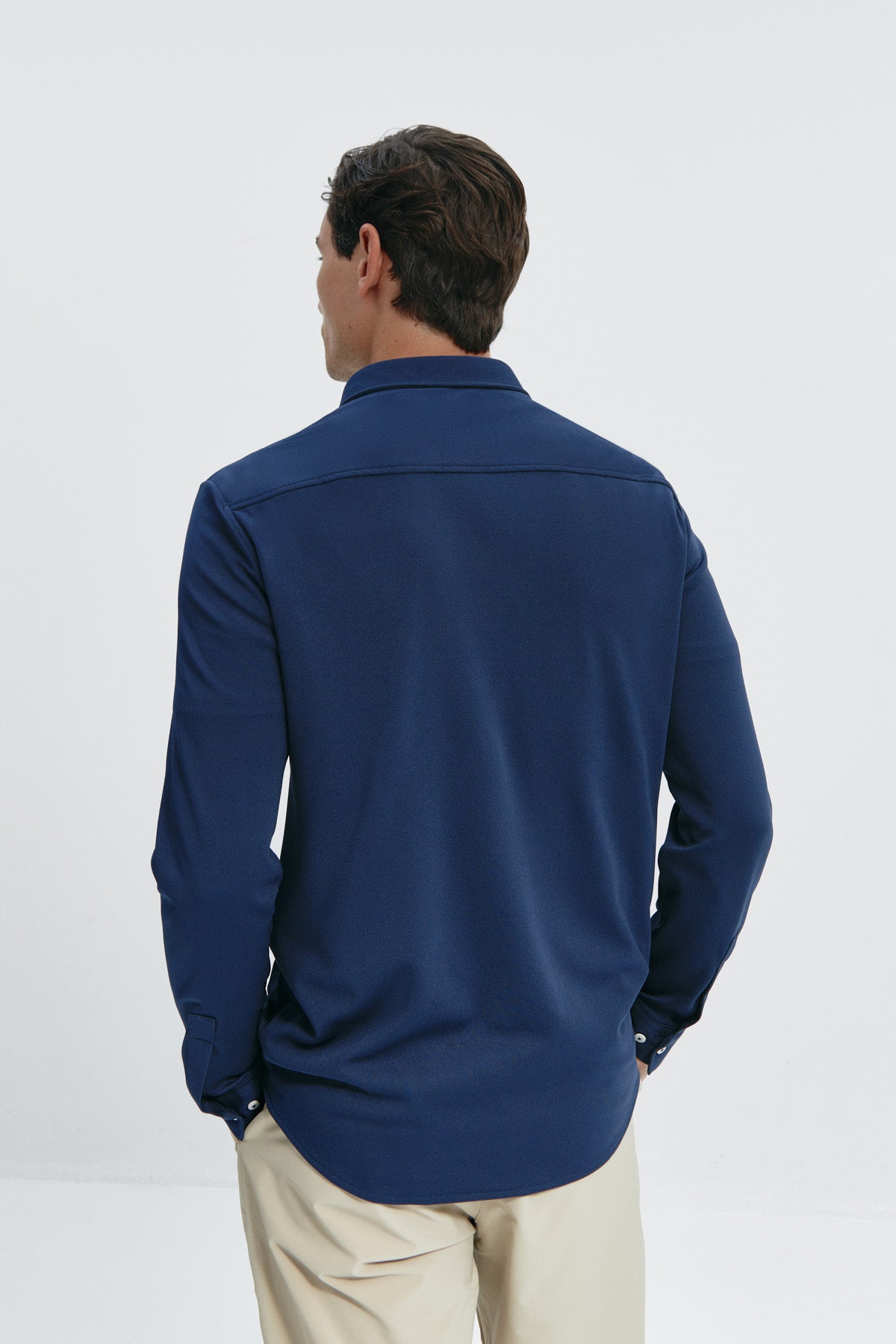 Camisa casual azul para hombre sin arrugas ni manchas. Manga larga, antiarrugas y antimanchas. Foto espalda
