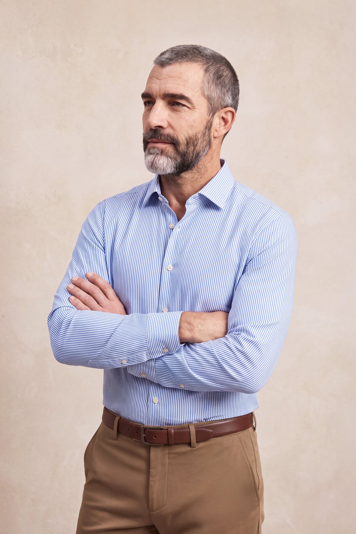 modelo con camisa de vestir rayas azules