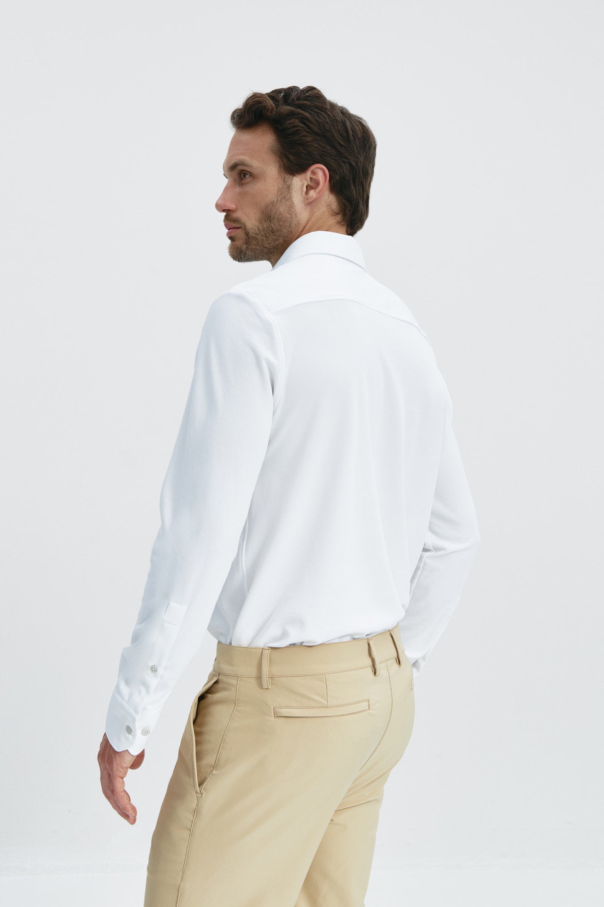 Camisa de vestir blanca de manga larga regular para hombre Sepiia: Camisa de vestir blanca de manga larga regular para hombre sin arrugas, antimanchas, perfecta para traje o americana. Foto de espalda.