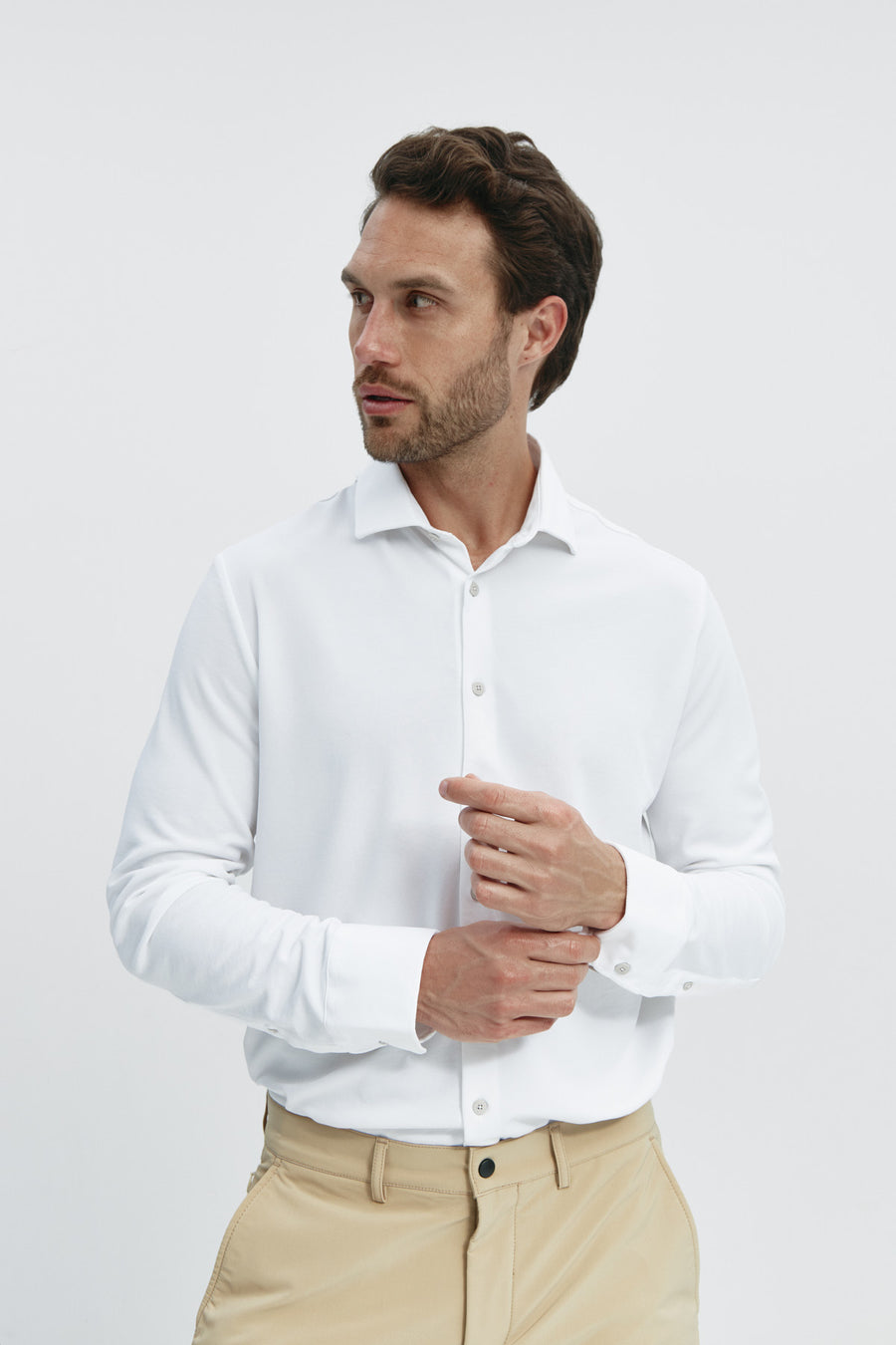 Camisa de vestir blanca de manga larga regular para hombre Sepiia: Camisa de vestir blanca de manga larga regular para hombre sin arrugas, antimanchas, perfecta para traje o americana. Foto de frente.