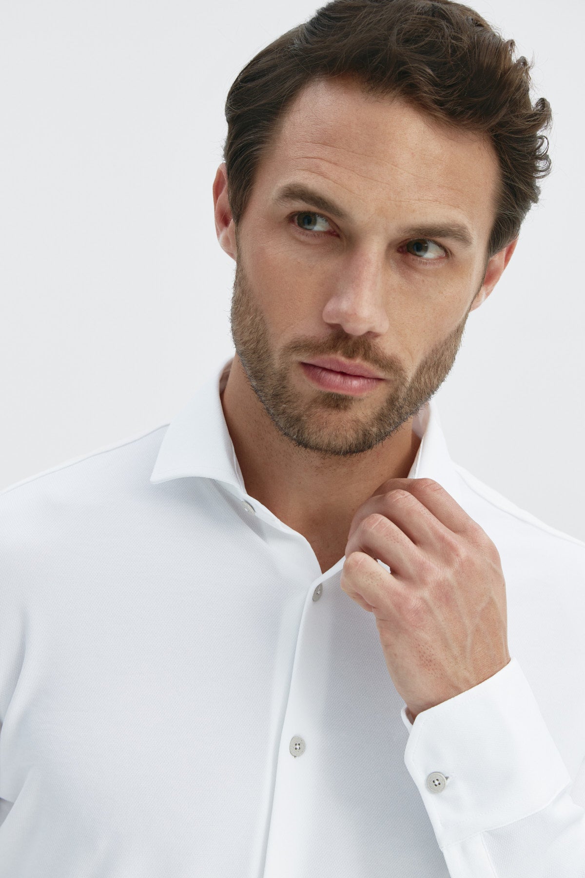Camisa de vestir blanca de manga larga slim para hombre Sepiia: Camisa de vestir blanca de manga larga slim para hombre sin arrugas, antimanchas, perfecta para traje o americana. Foto retrato.