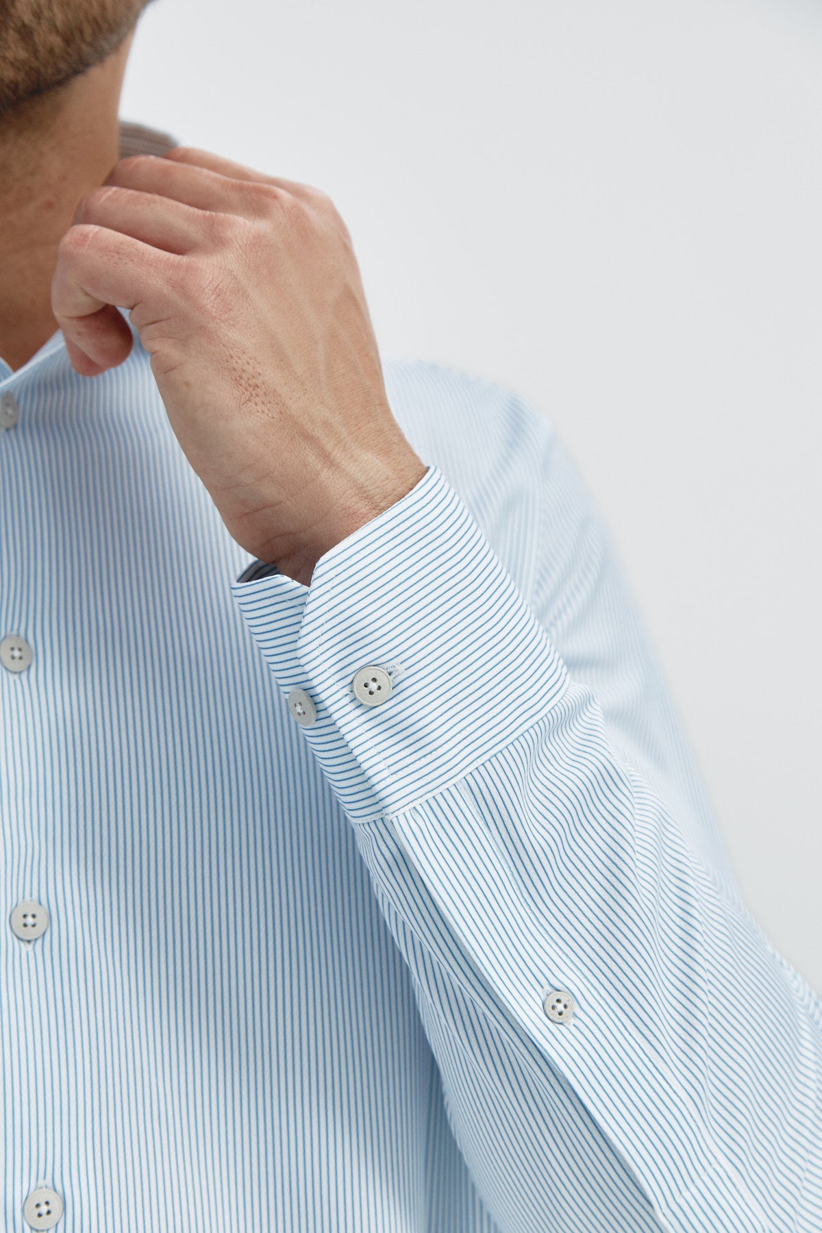 Camisa de vestir de rayas azules de manga larga regular para hombre Sepiia: Camisa de vestir de manga larga regular para hombre sin arrugas, antimanchas, perfecta para traje o americana. Foto detalle.