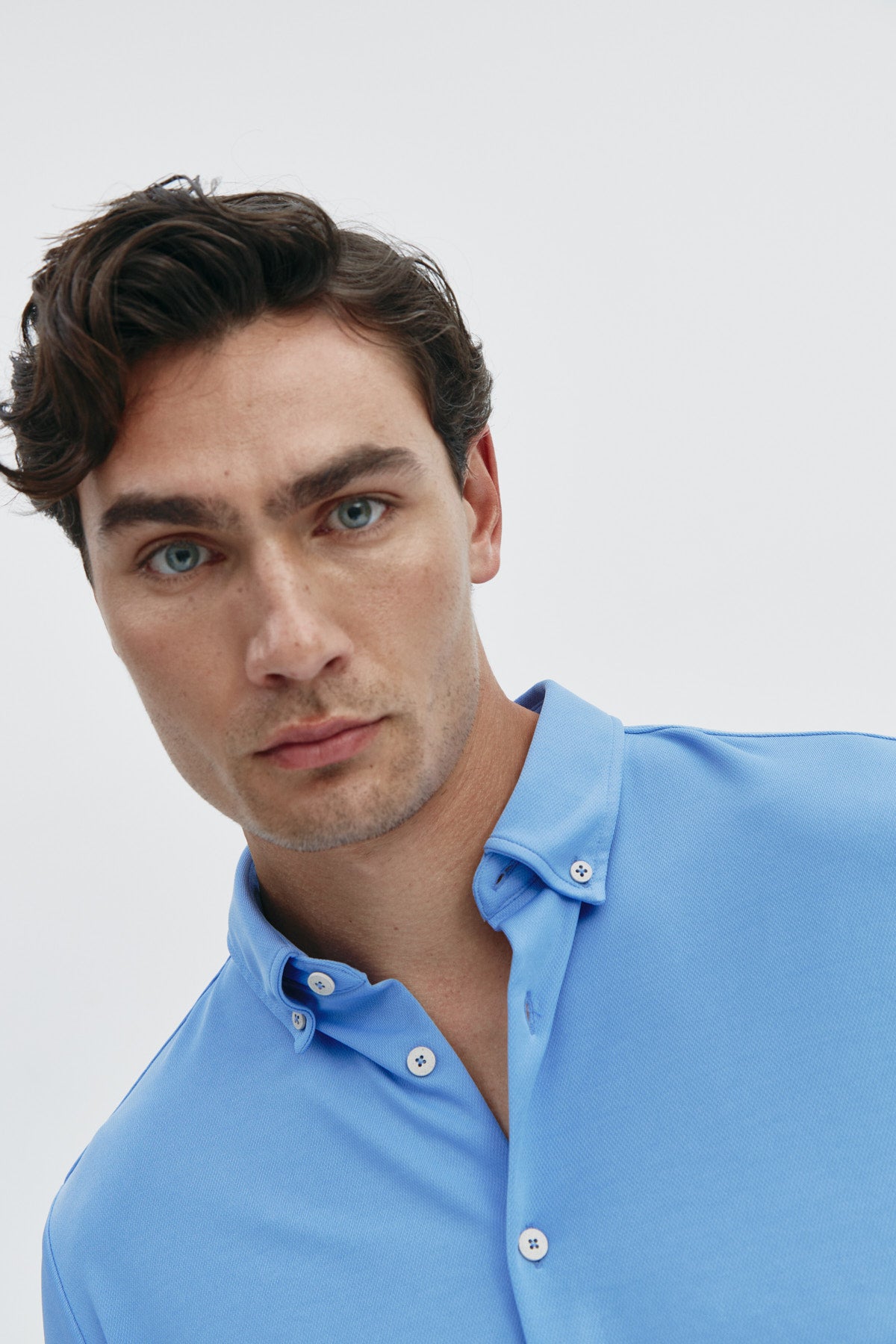 Camisa azul atlas regular para hombre sin arrugas ni manchas. Manga larga, antiarrugas y antimanchas. Foto retrato