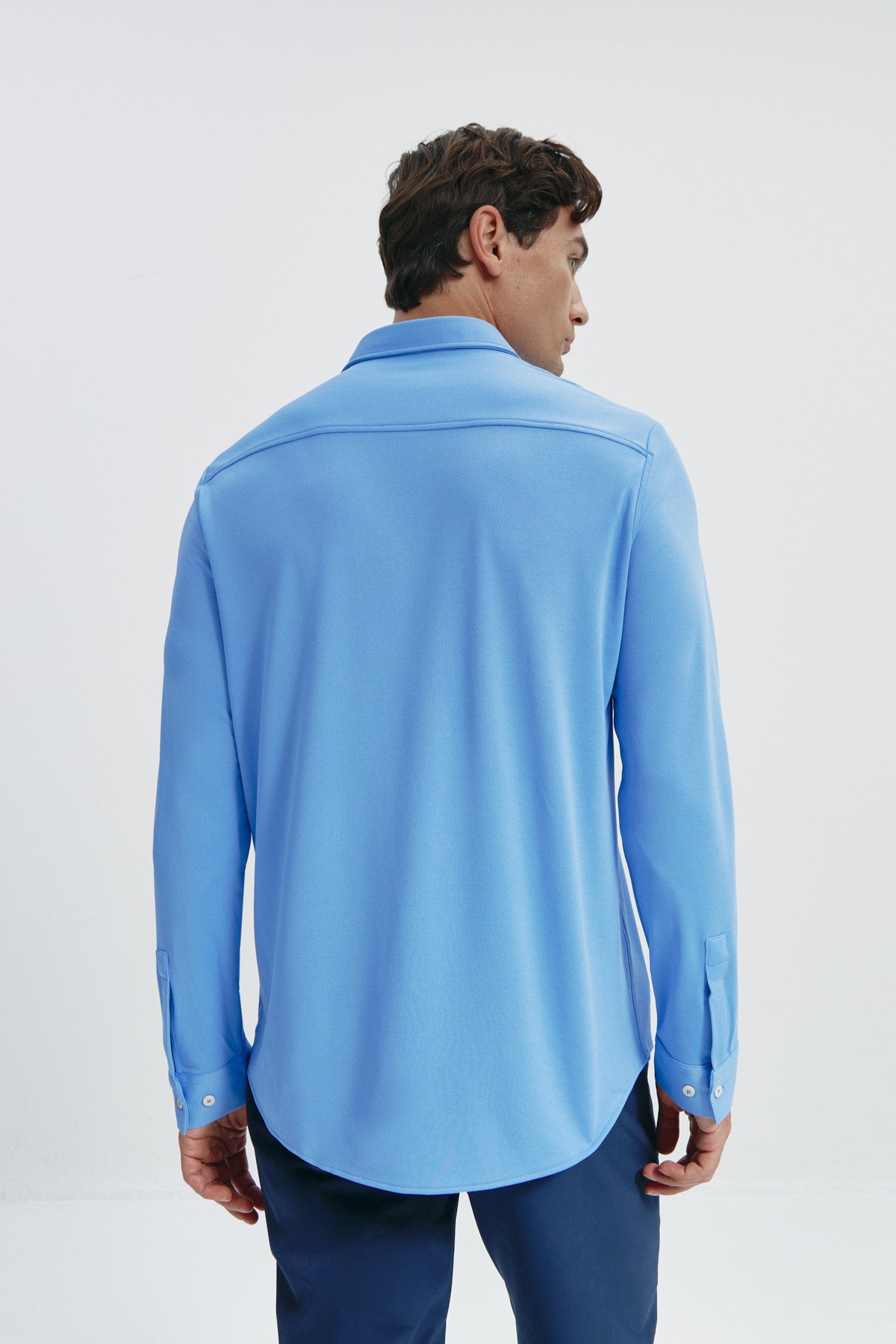 Camisa azul atlas regular para hombre sin arrugas ni manchas. Manga larga, antiarrugas y antimanchas. Foto espalda