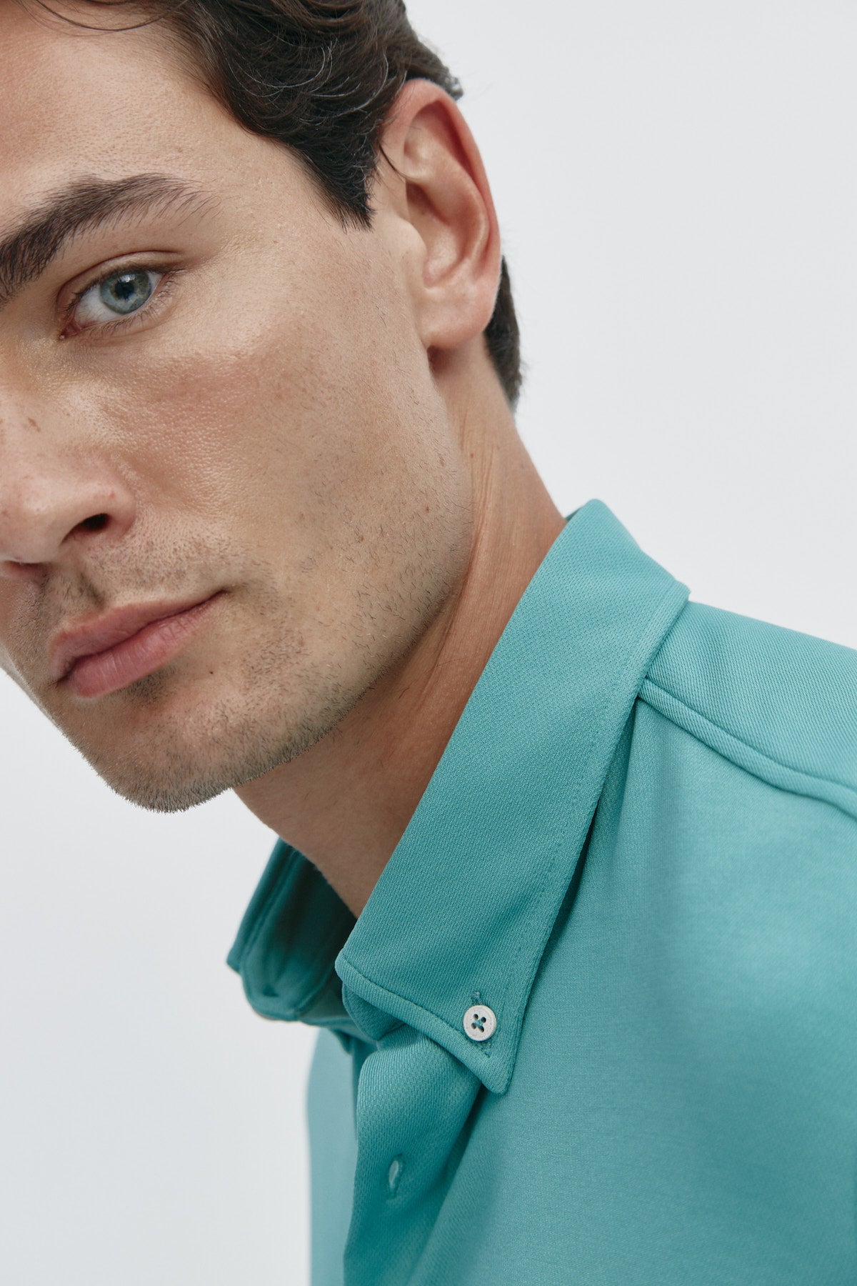 Camisa casual de hombre verde clorofila regular de Sepiia, estilo y versatilidad en una prenda duradera. Foto retrato