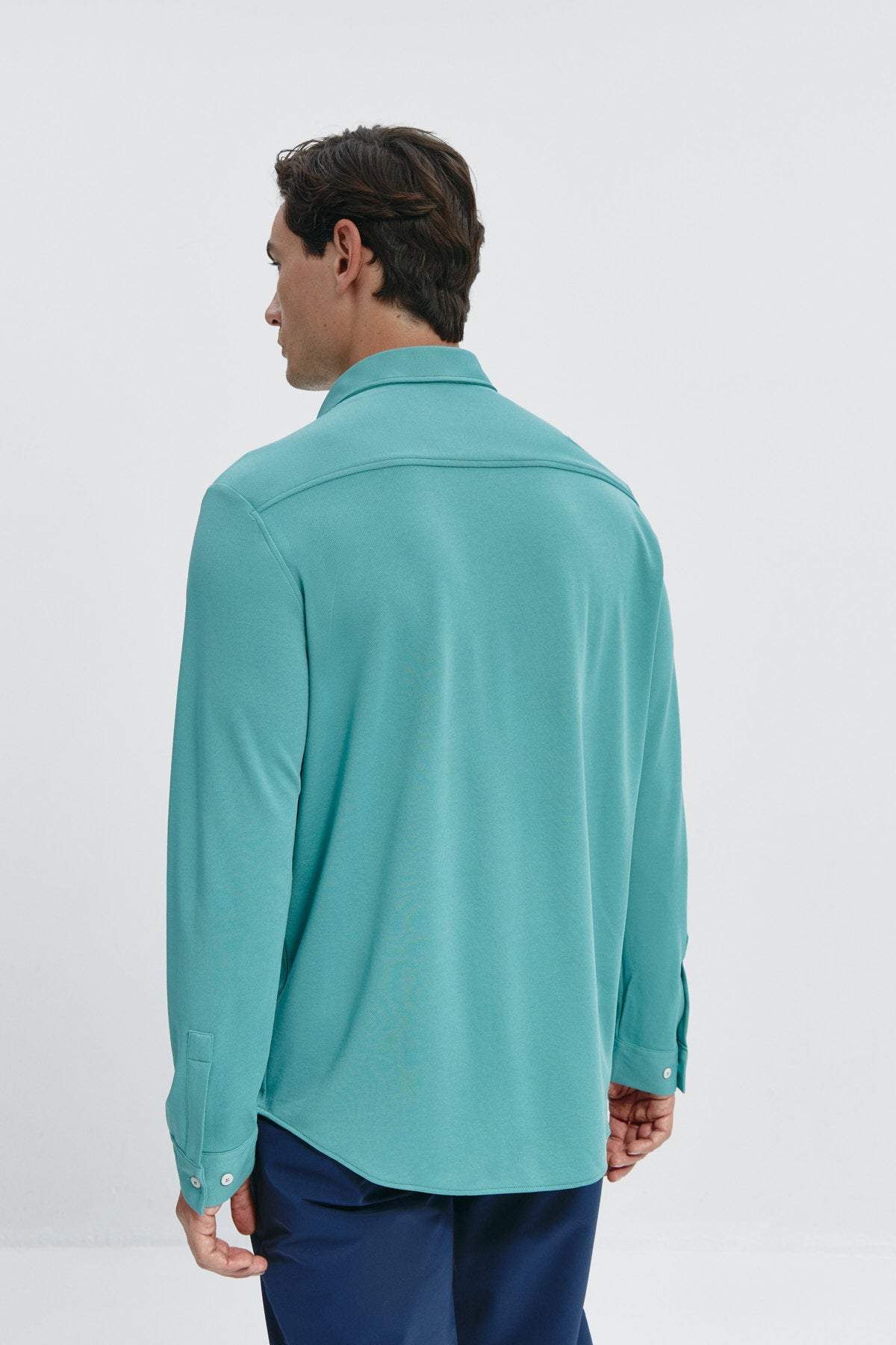 Camisa casual de hombre verde clorofila regular de Sepiia, estilo y versatilidad en una prenda duradera. Foto espalda